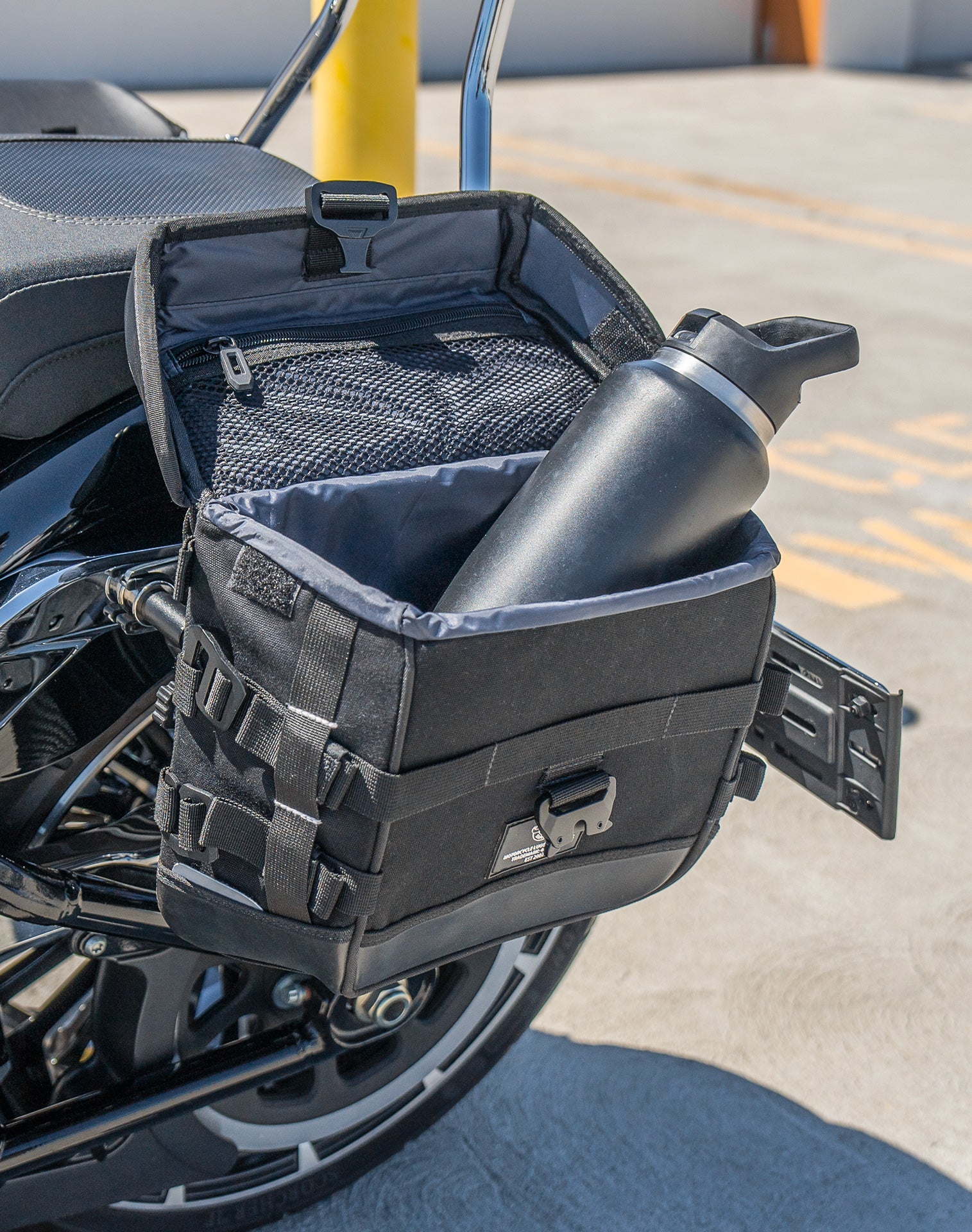 20L - Incognito Quick-Mount Small Harley Softail Breakout FXBR/S Saddlebags Life style 4