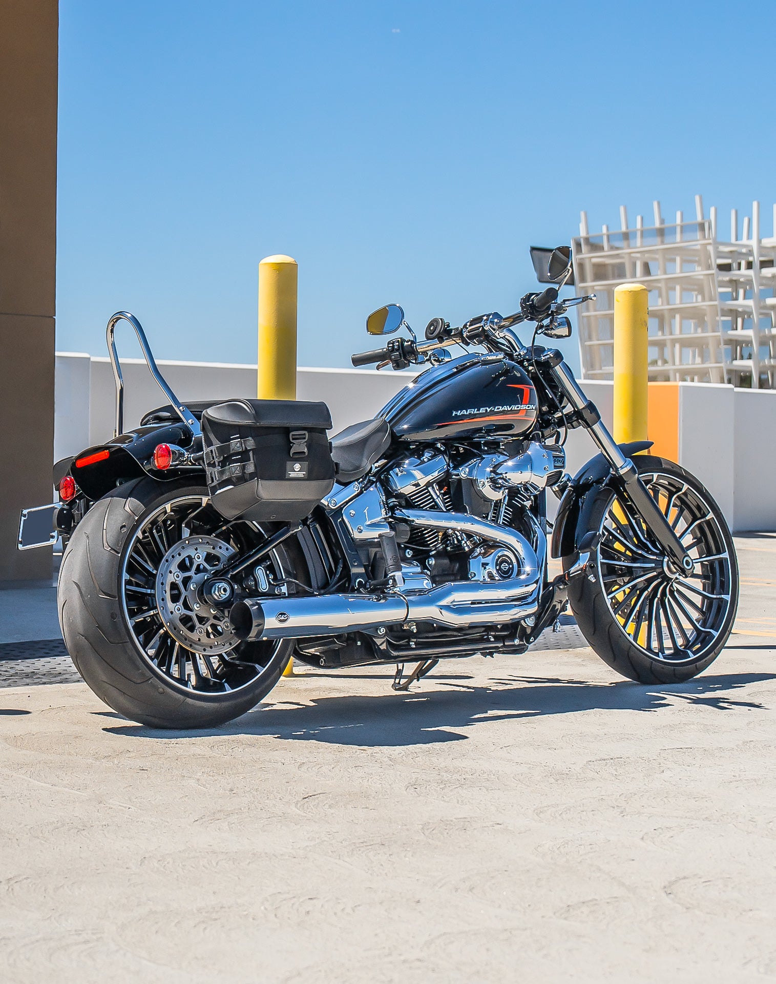 20L - Incognito Quick-Mount Small Harley Softail Breakout FXBR/S Saddlebags Life style 1