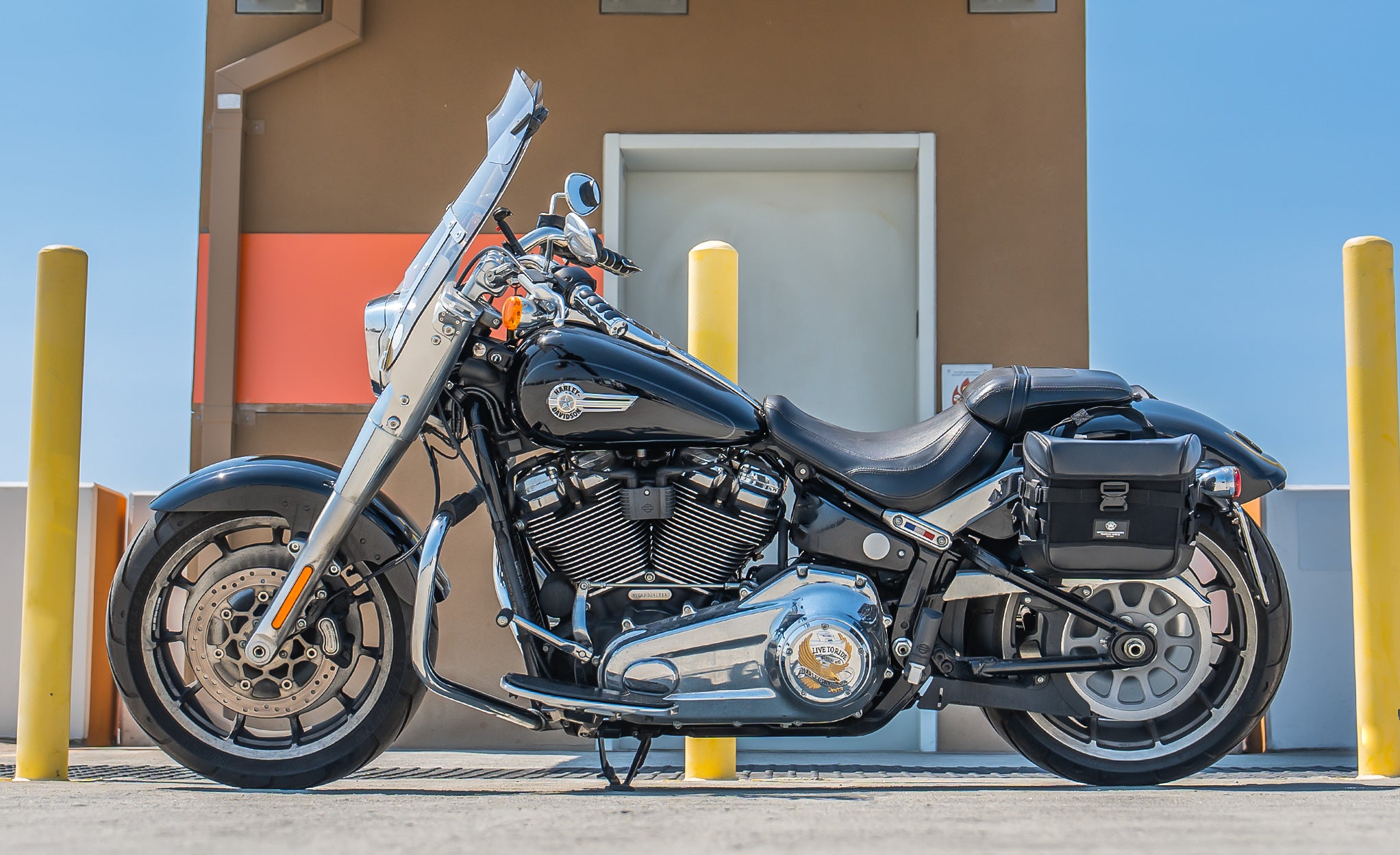 20L - Incognito Quick-Mount Small Harley Softail Fat Boy FLFB/S Saddlebags Lifestyle @expand