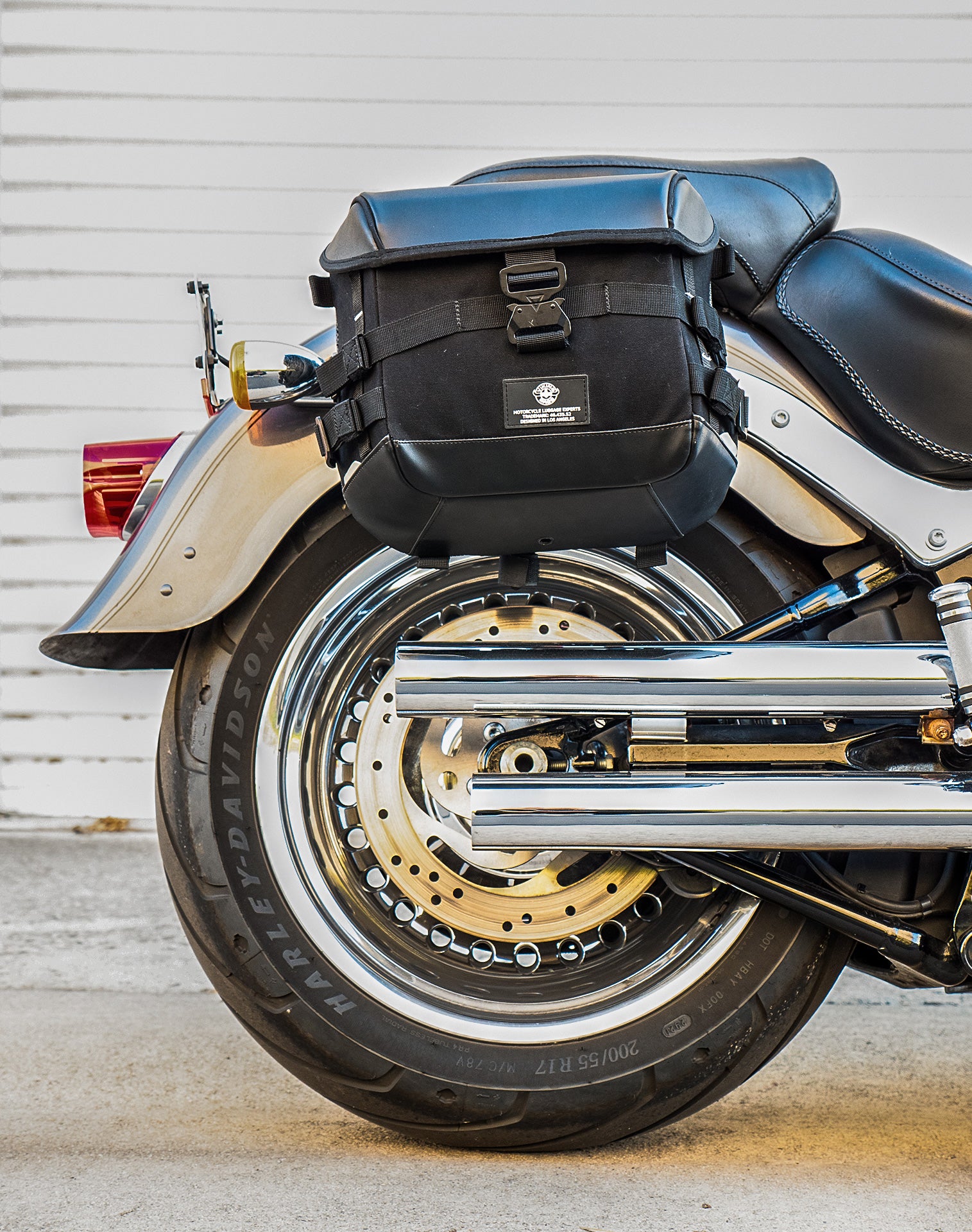 20L - Incognito Quick-Mount Small Saddlebags for Harley Softail Fat Boy FLSTF/I Life style 3