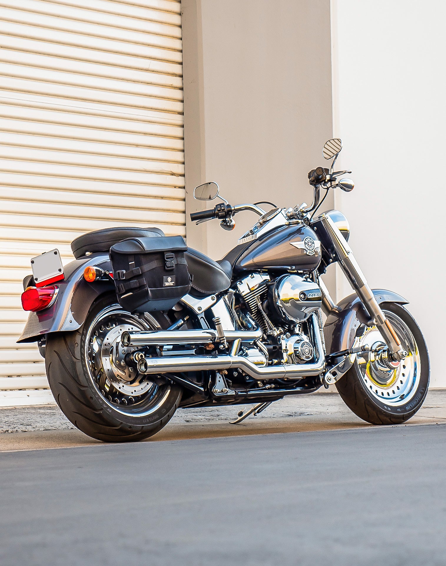 20L - Incognito Quick-Mount Small Saddlebags for Harley Softail Fat Boy FLSTF/I Life style 1