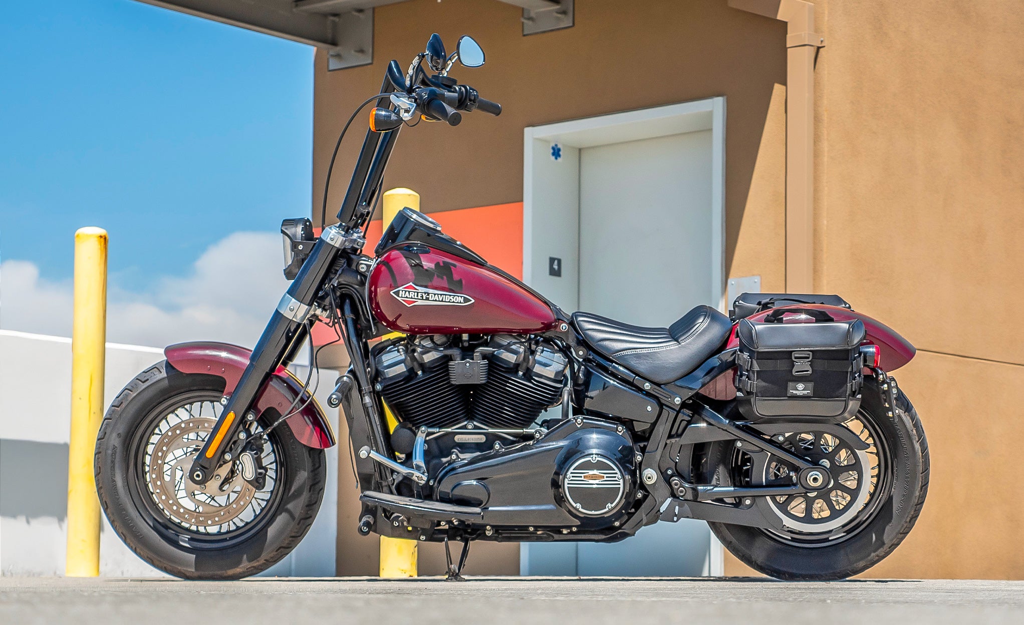 20L - Incognito Quick-Mount Small Saddlebags for Harley Softail Slim FLSL Life Style Photo @expand