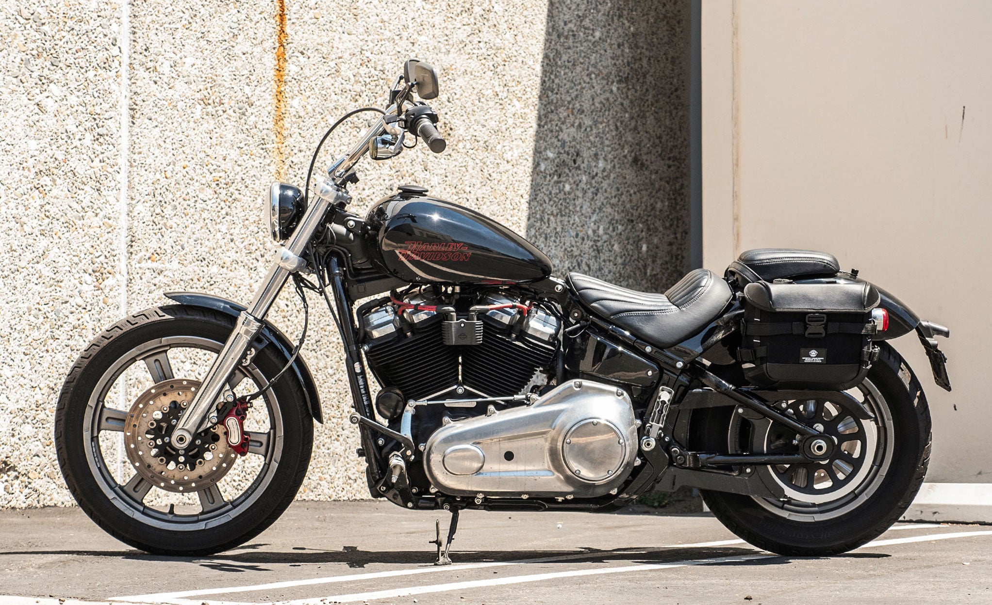 20L - Incognito Quick-Mount Small Saddlebags for Harley Softail Standard FXST Life Style Photo @expand