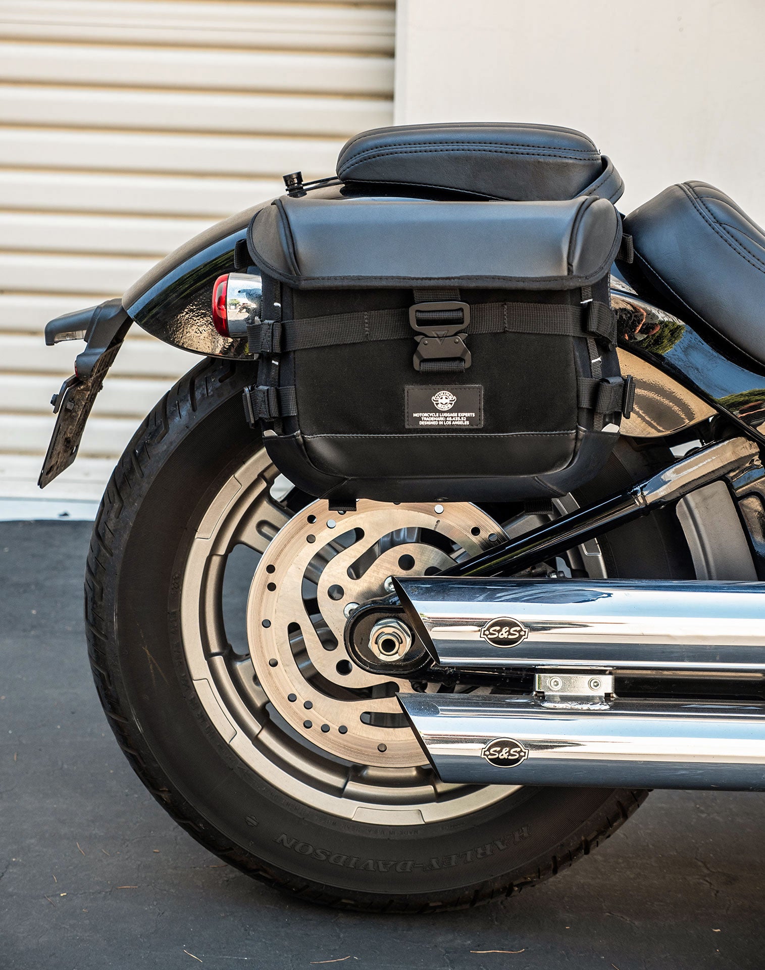 20L - Incognito Quick-Mount Small Saddlebags for Harley Softail Standard FXST Life style 3