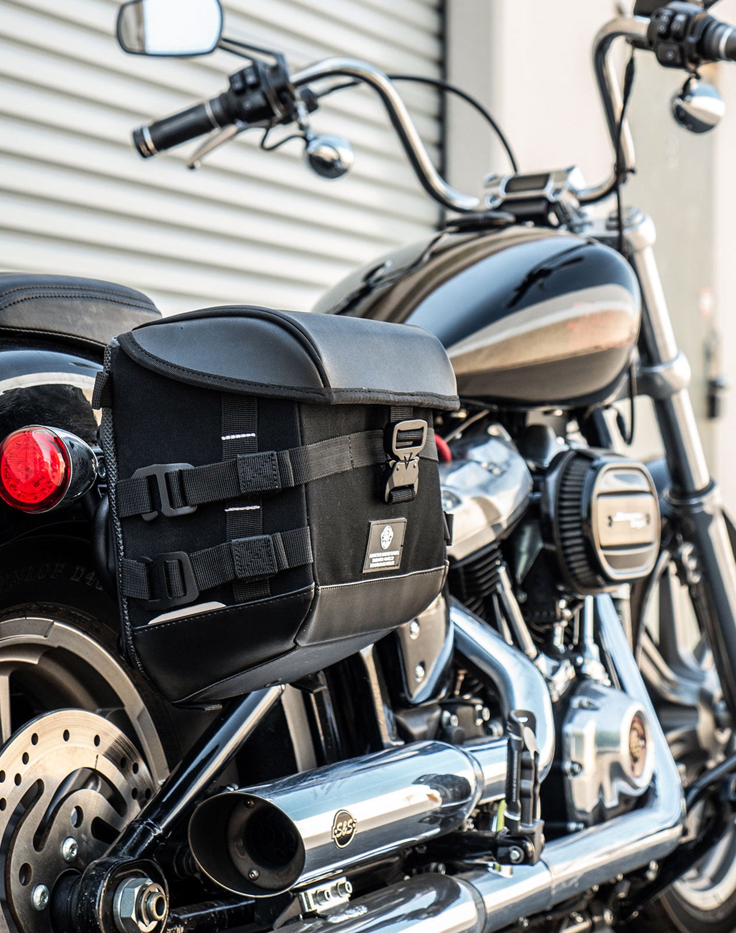 20L - Incognito Quick-Mount Small Saddlebags for Harley Softail Standard FXST Life style 1