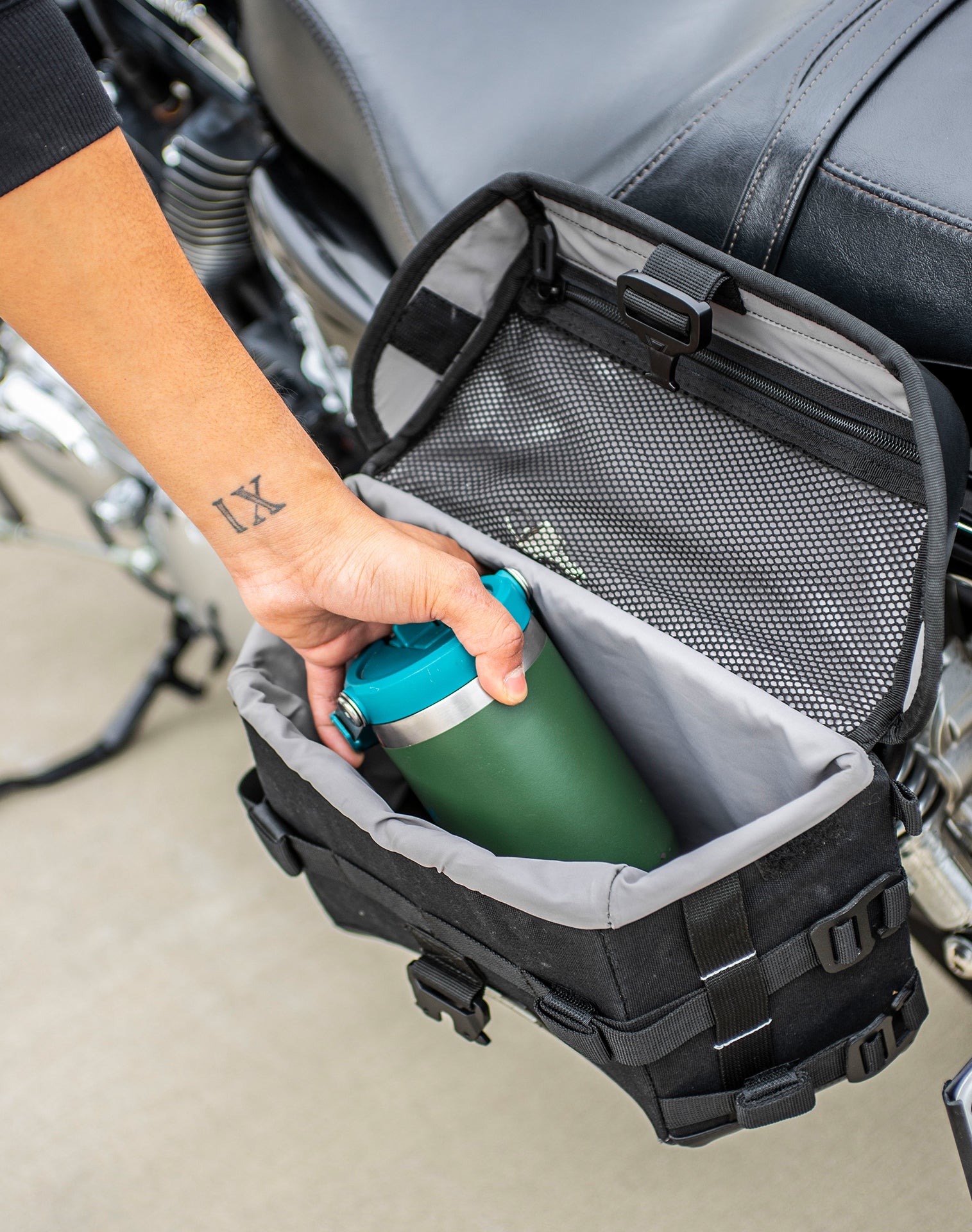 20L - Incognito Quick-Mount Small Saddlebags for Harley Sportster 1200 Custom XL1200C/XLH1200C/XL50 Life style 4