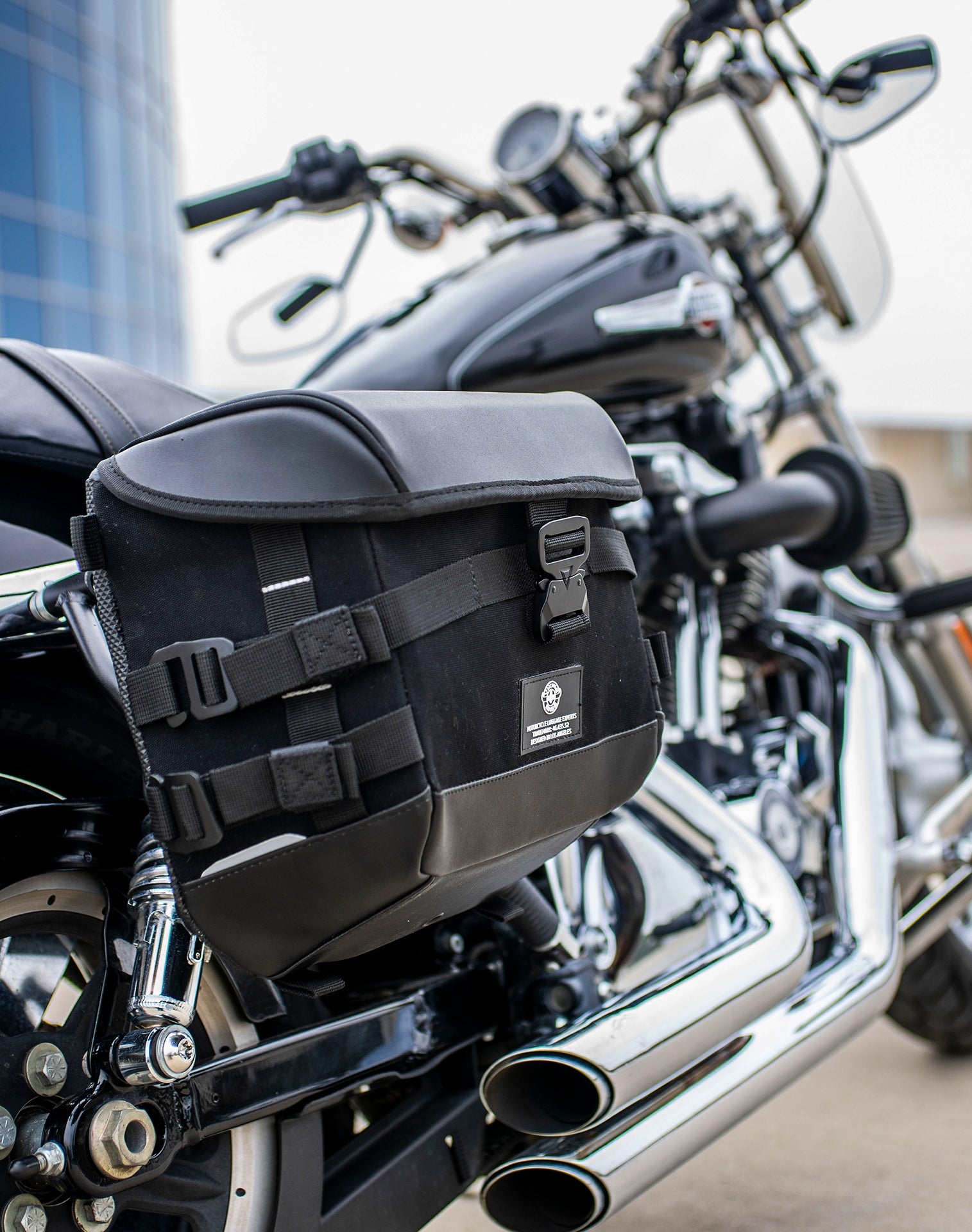 20L - Incognito Quick-Mount Small Saddlebags for Harley Sportster 1200 Custom XL1200C/XLH1200C/XL50 Life style 3