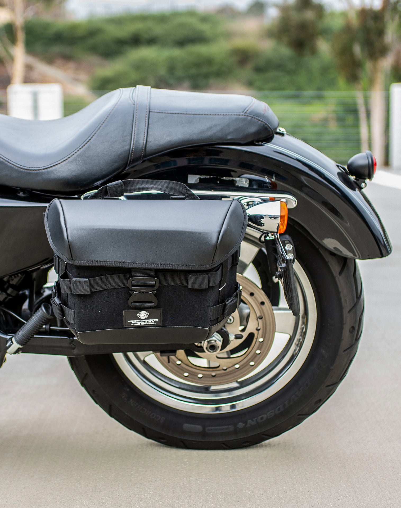 20L - Incognito Quick-Mount Small Saddlebags for Harley Sportster 1200 Custom XL1200C/XLH1200C/XL50 Life style 2