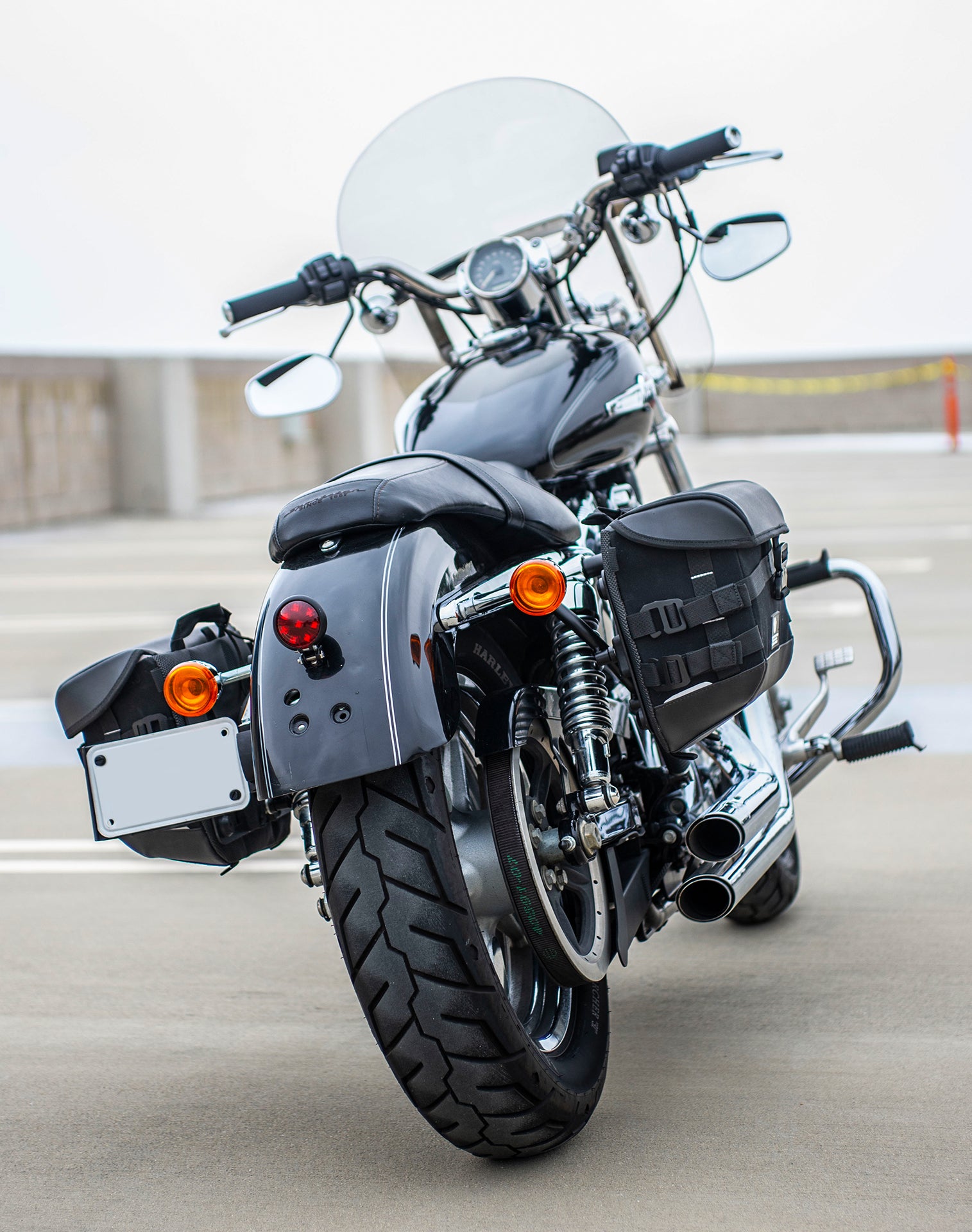 20L - Incognito Quick-Mount Small Saddlebags for Harley Sportster 1200 Custom XL1200C/XLH1200C/XL50 Life style 1