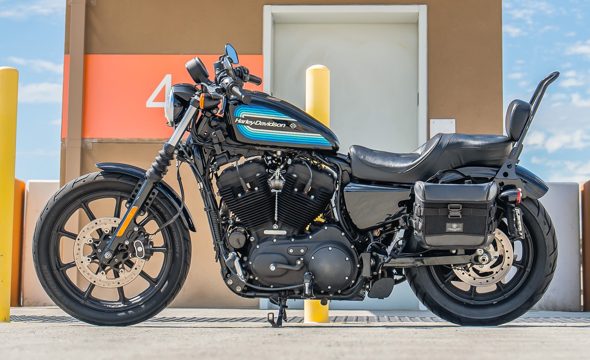 20L - Incognito Quick-Mount Small Saddlebags for Harley Sportster 1200 Iron XL1200NS Lifestyle @expand