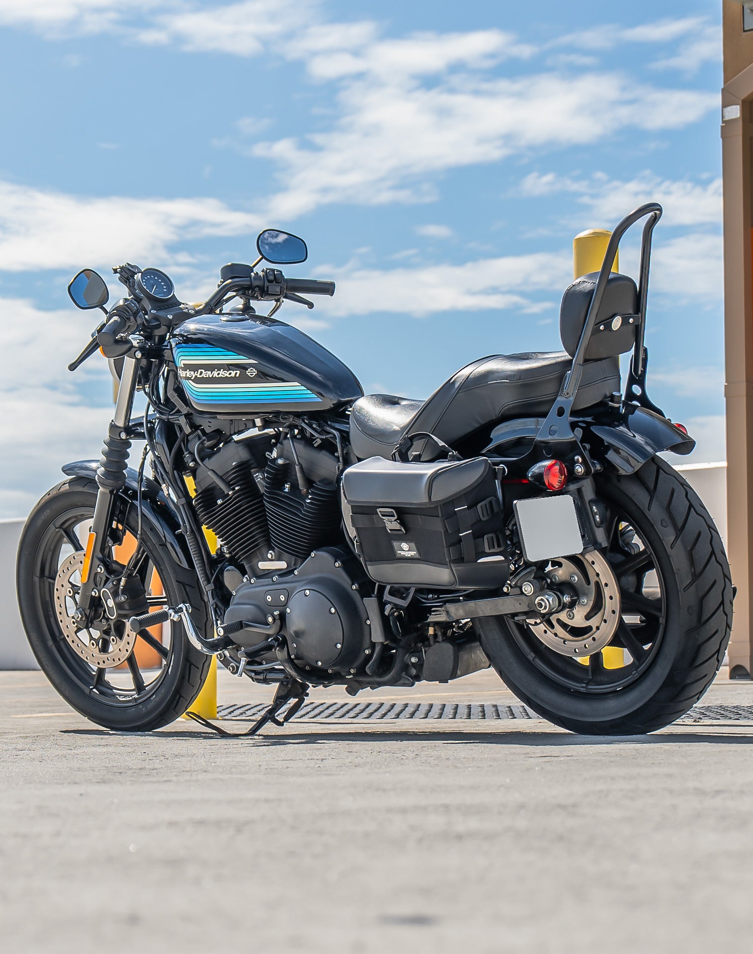 20L - Incognito Quick-Mount Small Saddlebags for Harley Sportster 1200 Iron XL1200NS Lifestyle
