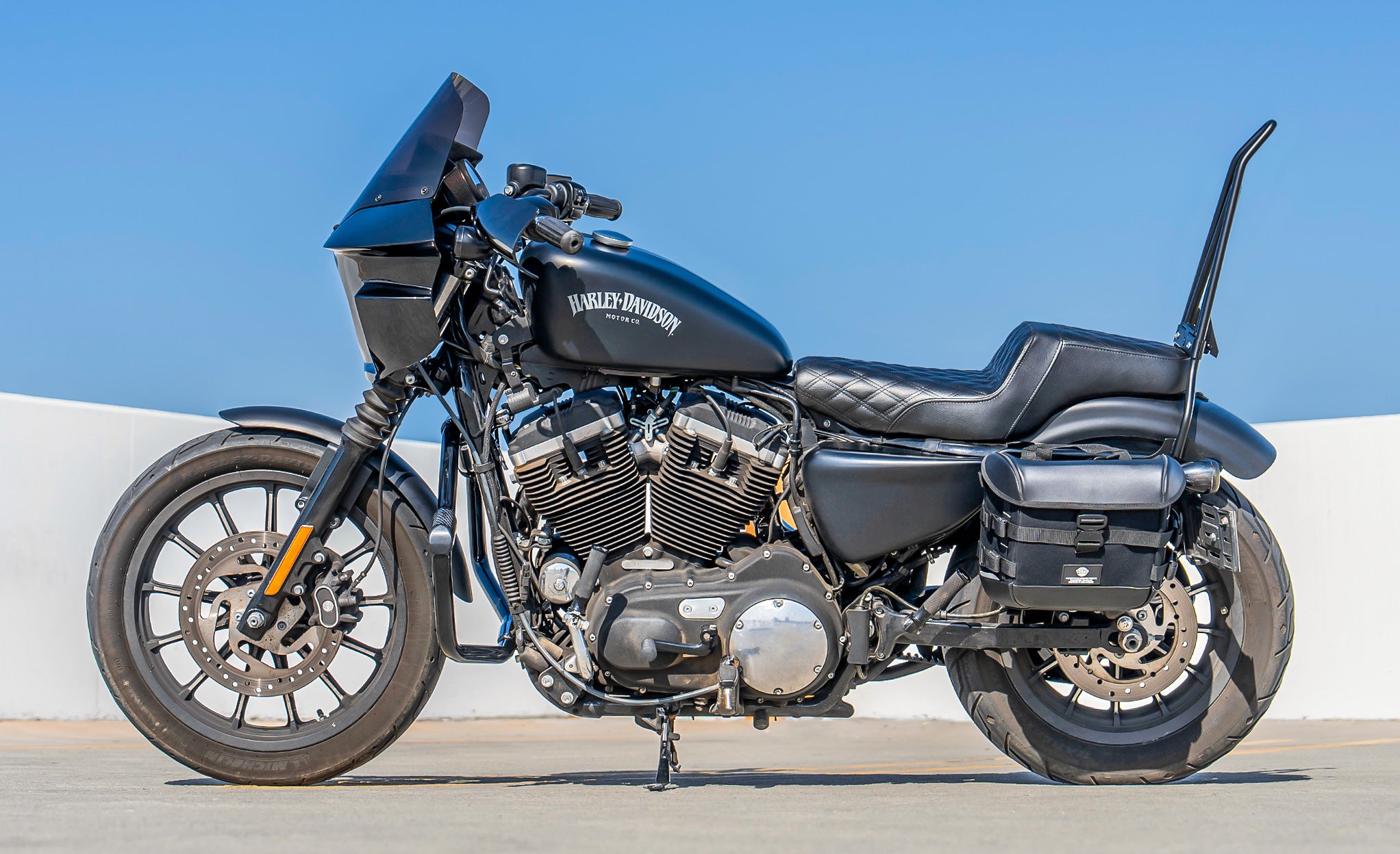 20L - Incognito Quick-Mount Small Saddlebags for Harley Sportster 883 Iron XL883N Lifestyle @expand
