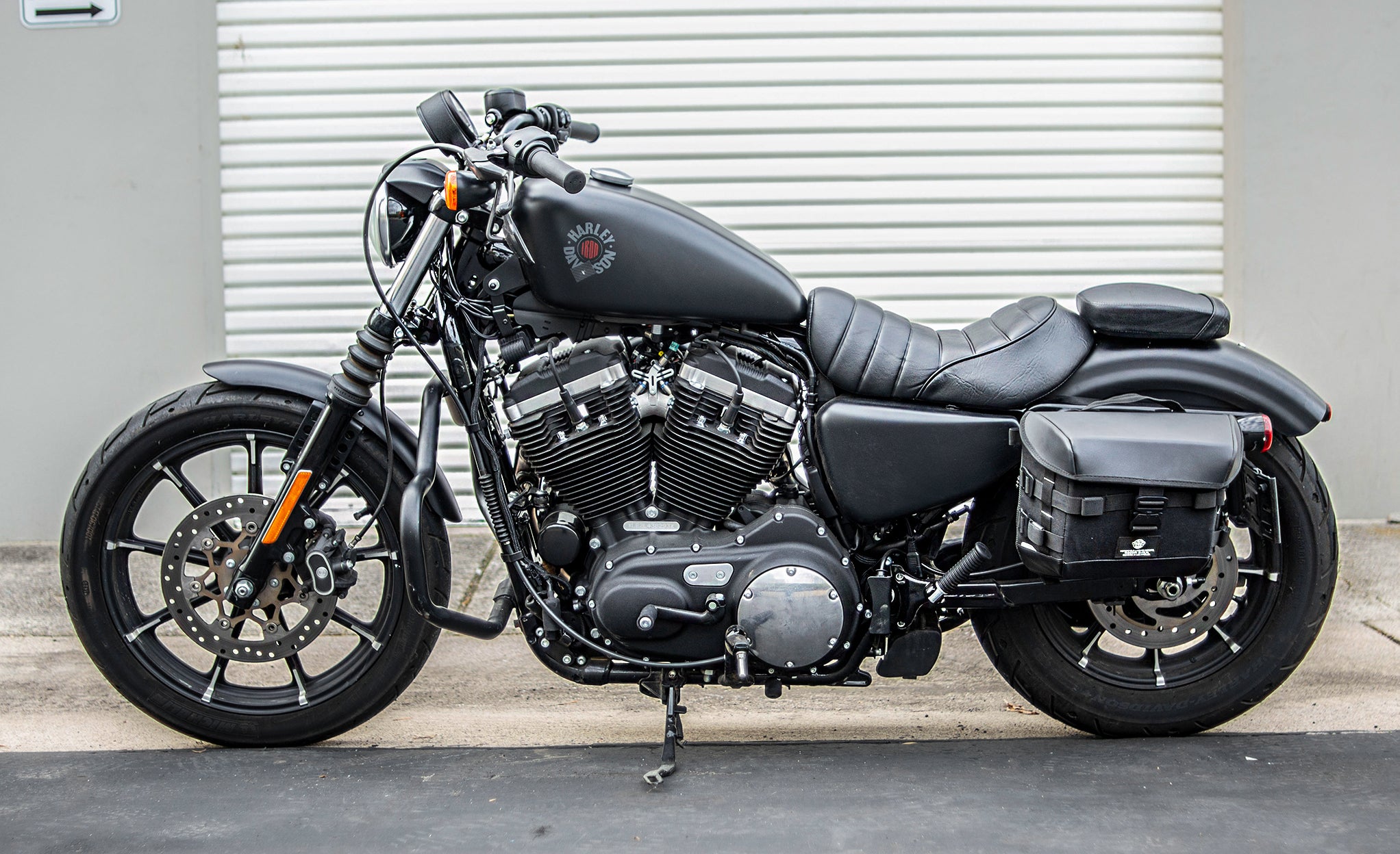 20L - Incognito Quick-Mount Small Saddlebags for Harley Sportster 883 Iron XL883N Life Style Photo @expand