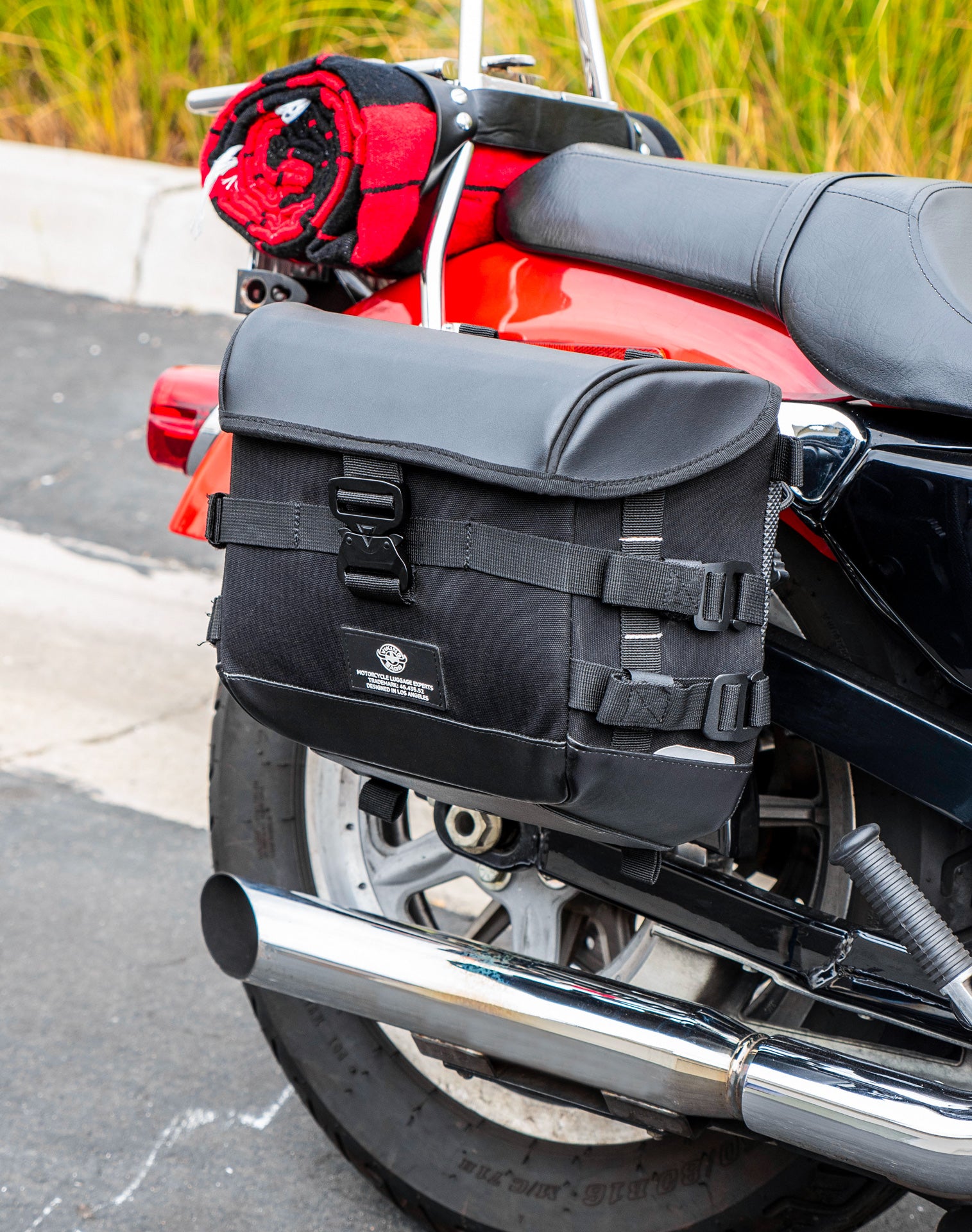 20L - Incognito Quick-Mount Small Saddlebags for Harley Sportster 883 Low XL883L Life style 3