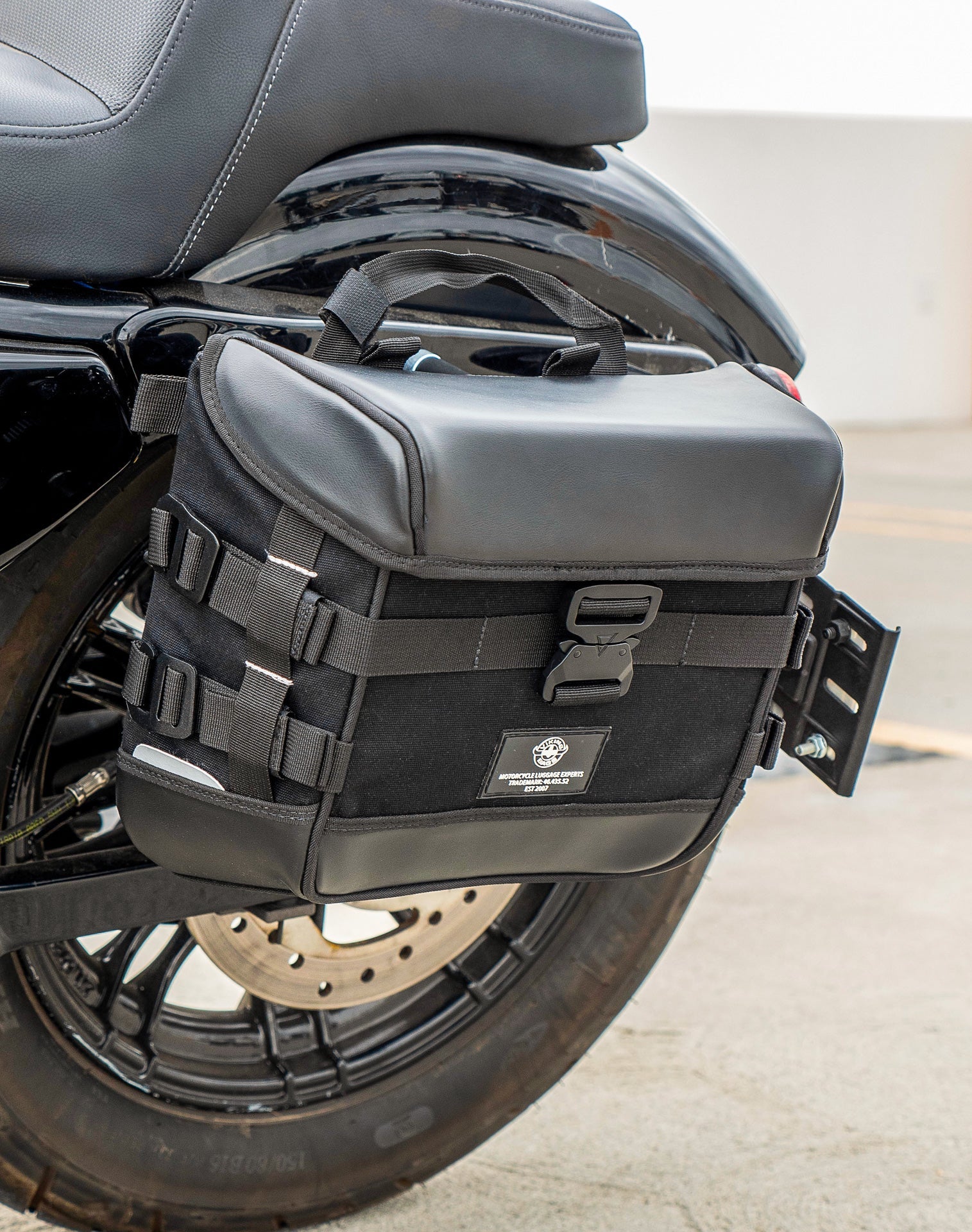 20L - Incognito Quick-Mount Small Saddlebags for Harley Sportster Forty Eight XL1200X/XL1200XS Life style 2