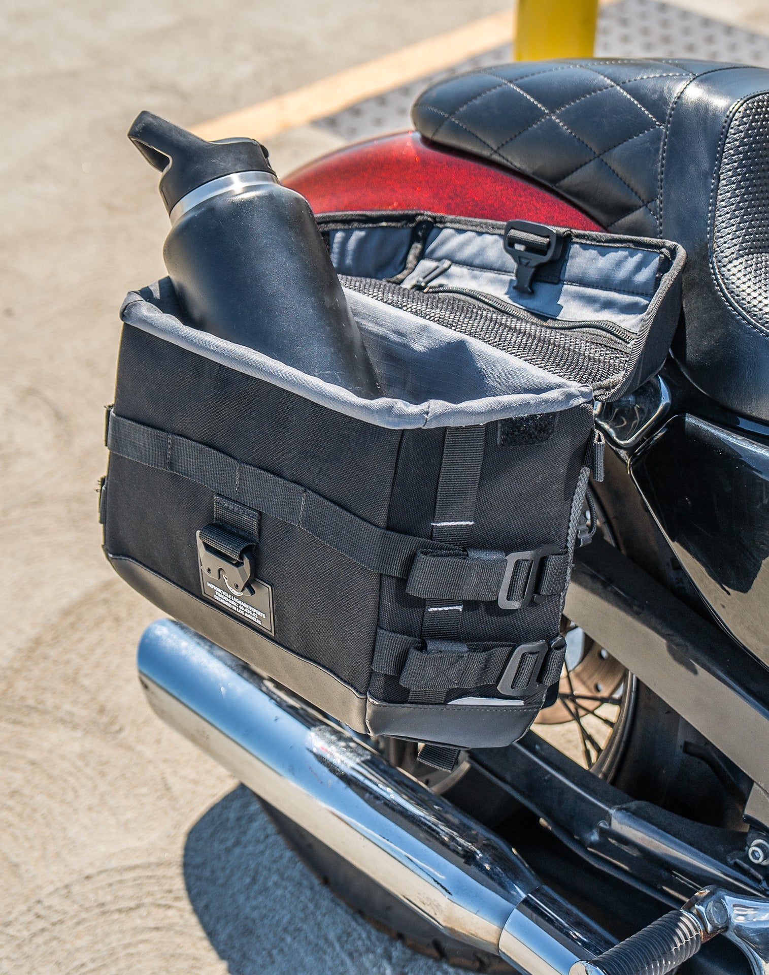 20L - Incognito Quick-Mount Small Saddlebags for Harley Sportster Seventy Two XL1200V Life style 3