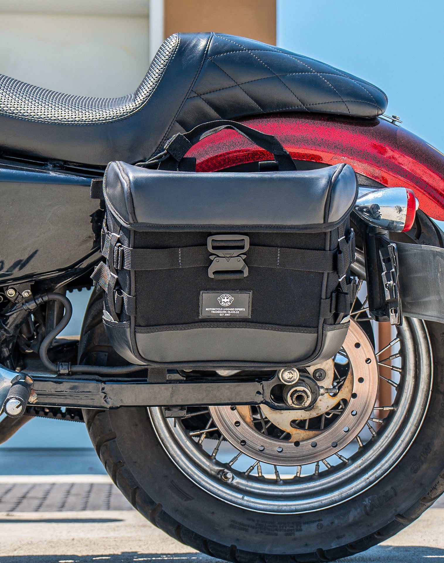 20L - Incognito Quick-Mount Small Saddlebags for Harley Sportster Seventy Two XL1200V Life style 4
