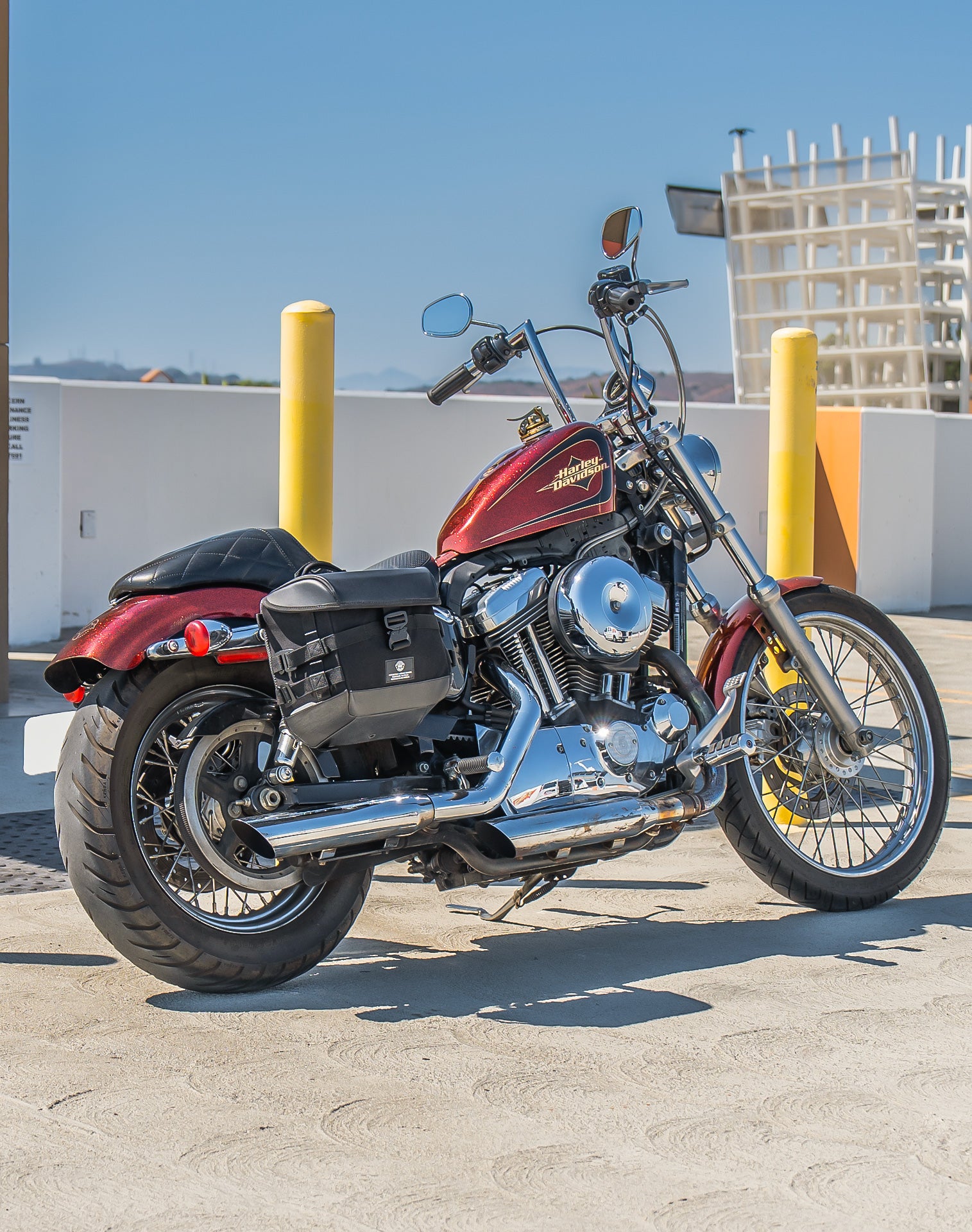 20L - Incognito Quick-Mount Small Saddlebags for Harley Sportster Seventy Two XL1200V Life style 1