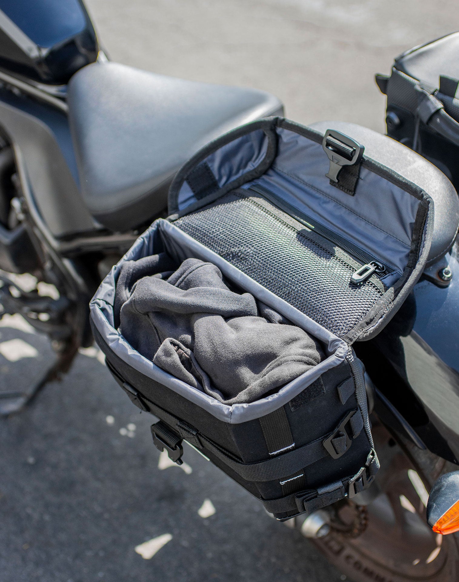 20L - Incognito Quick-Mount Small Honda Rebel 500 Saddlebags Life style 4