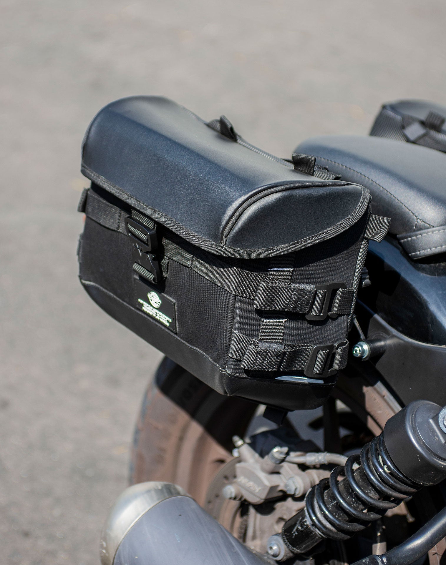 20L - Incognito Quick-Mount Small Honda Rebel 500 Saddlebags Life style 3