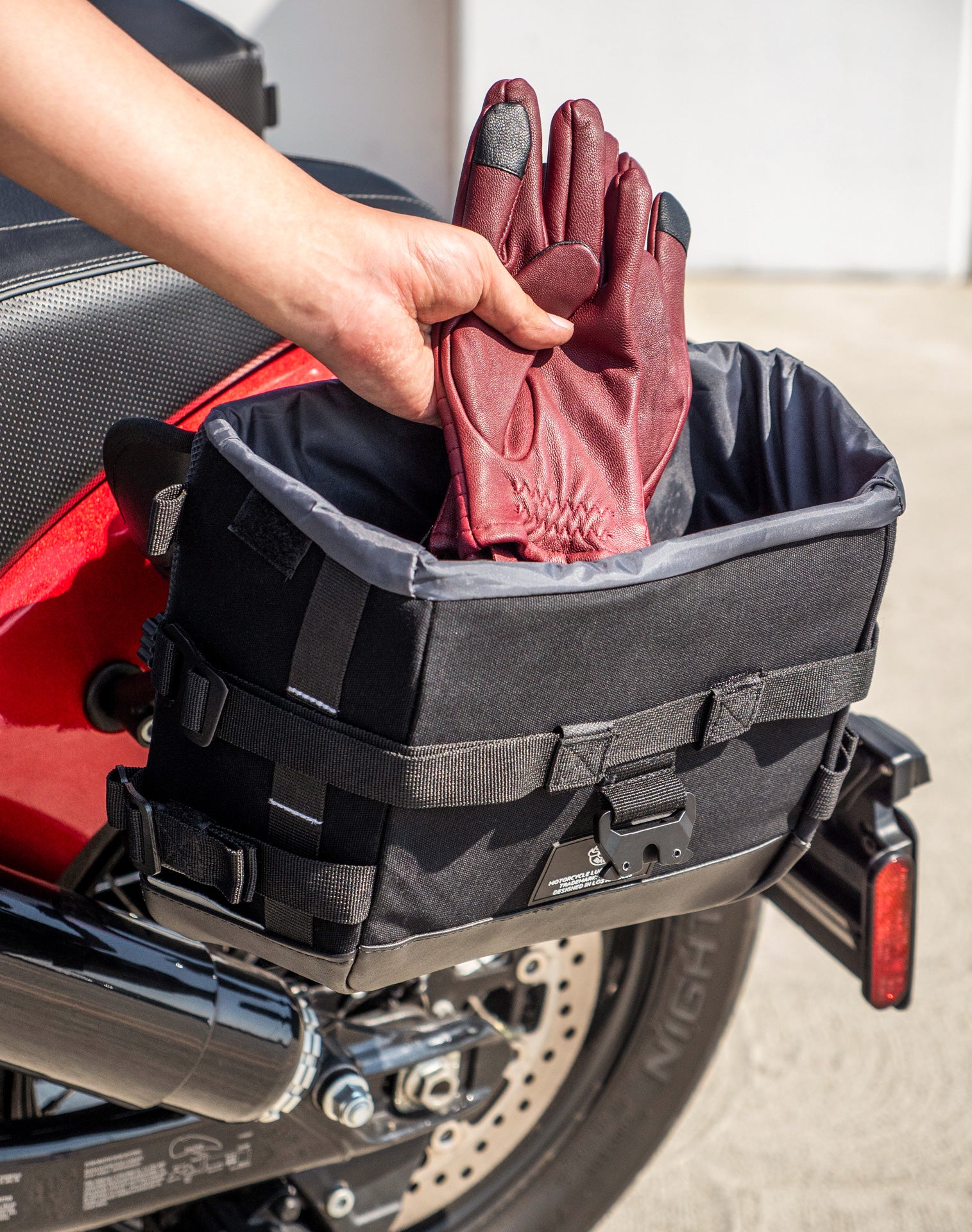 20L - Incognito Quick-Mount Small Indian Chief Dark Horse Saddlebags Life style 4