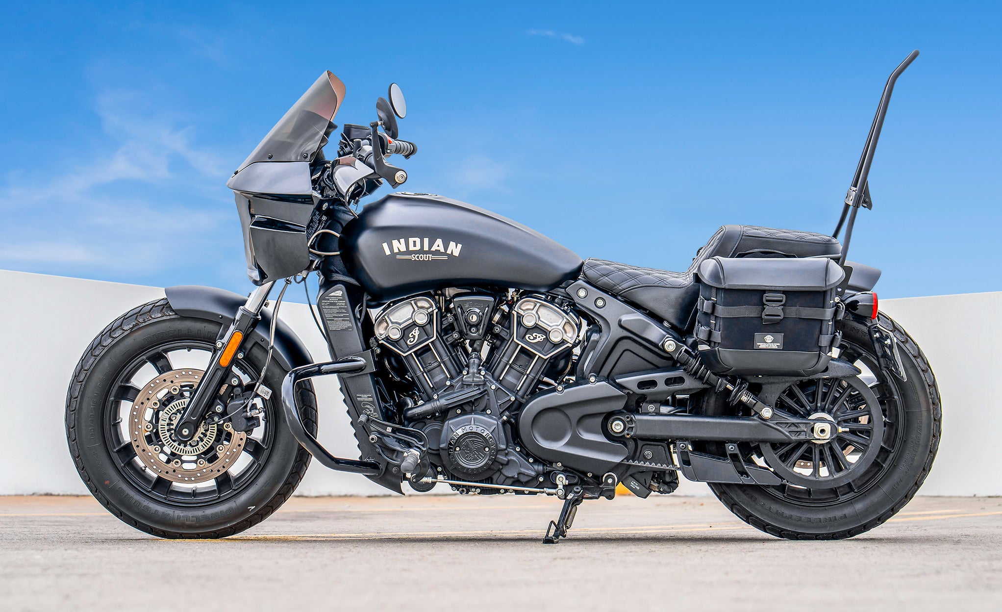 20L - Incognito Quick-Mount Small Indian Scout Bobber Twenty Saddlebags Lifestyle @expand