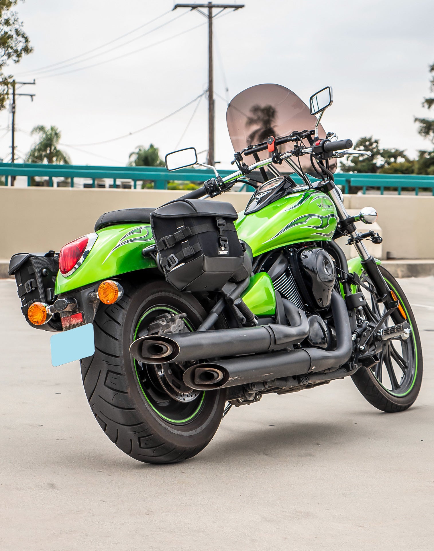 20L - Incognito Quick-Mount Small Kawasaki Vulcan 900 Custom VN900C Saddlebags Life style 1