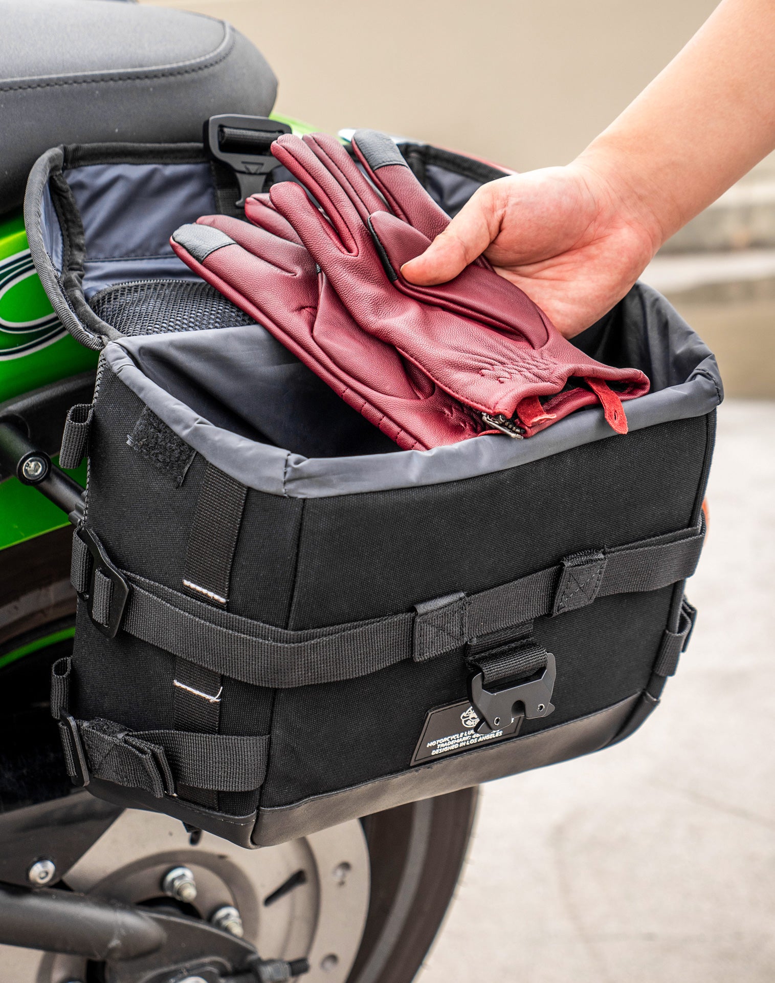 20L - Incognito Quick-Mount Small Kawasaki Vulcan 900 Custom VN900C Saddlebags Life style 4