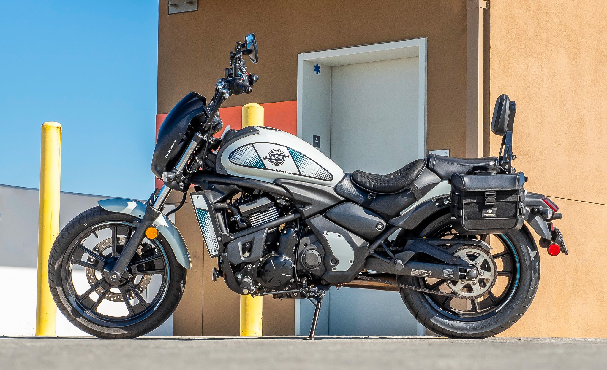 20L - Incognito Quick-Mount Small Kawasaki Vulcan S VN650 Saddlebags Life Style Photo @expand
