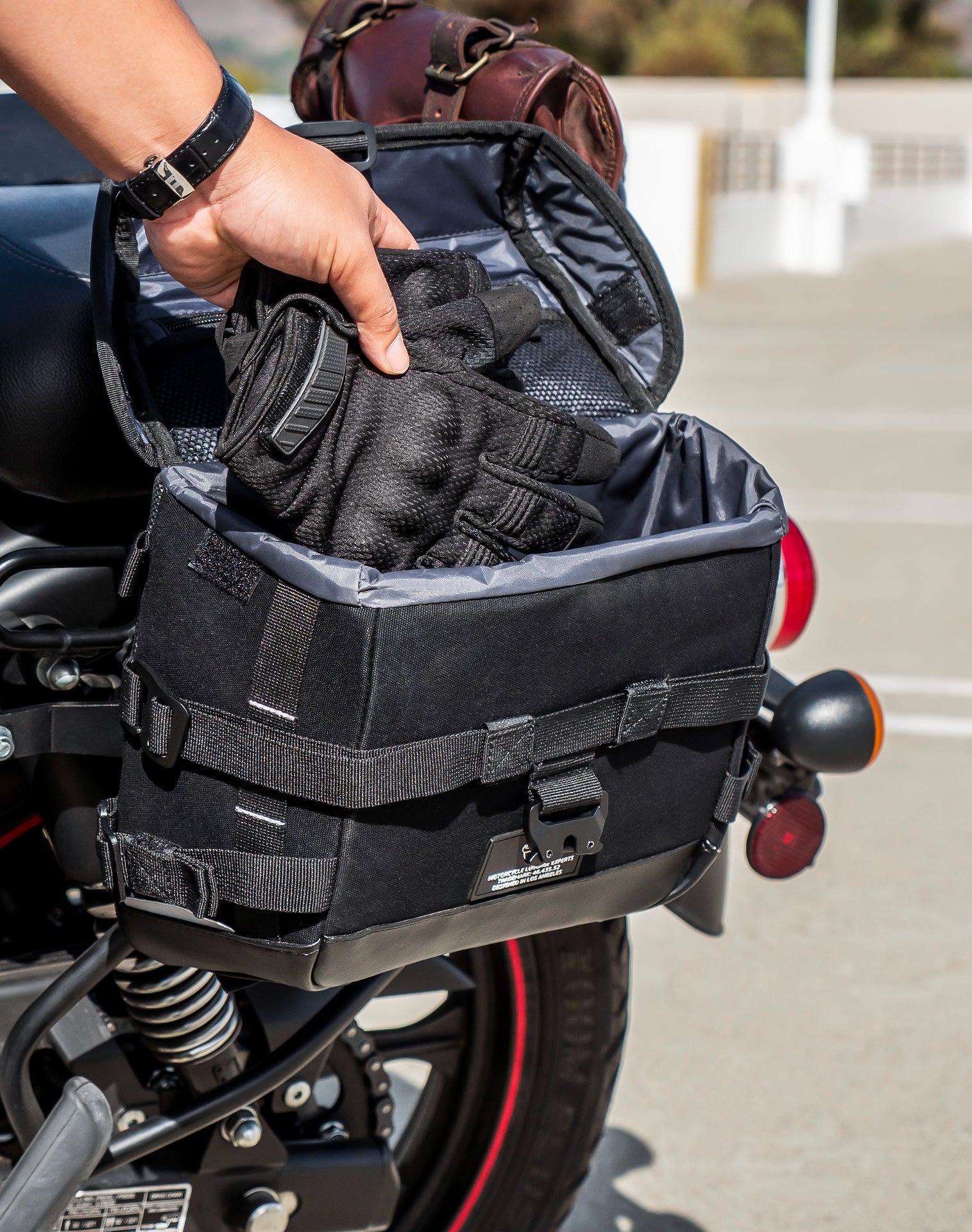 20L - Incognito Quick-Mount Small Royal Enfield Classic 350 (2022+) Saddlebags Life style 4