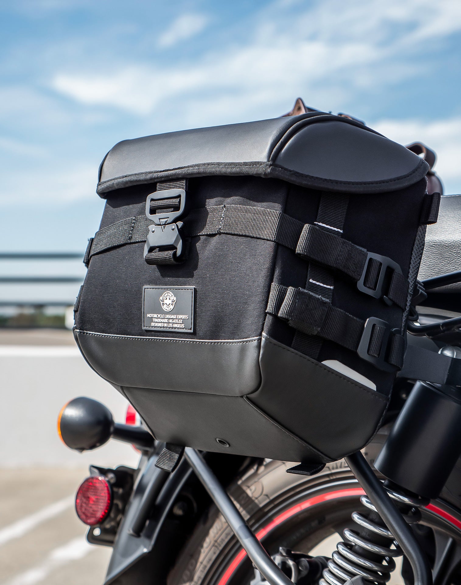 20L - Incognito Quick-Mount Small Royal Enfield Classic 350 (2022+) Saddlebags Life style 3