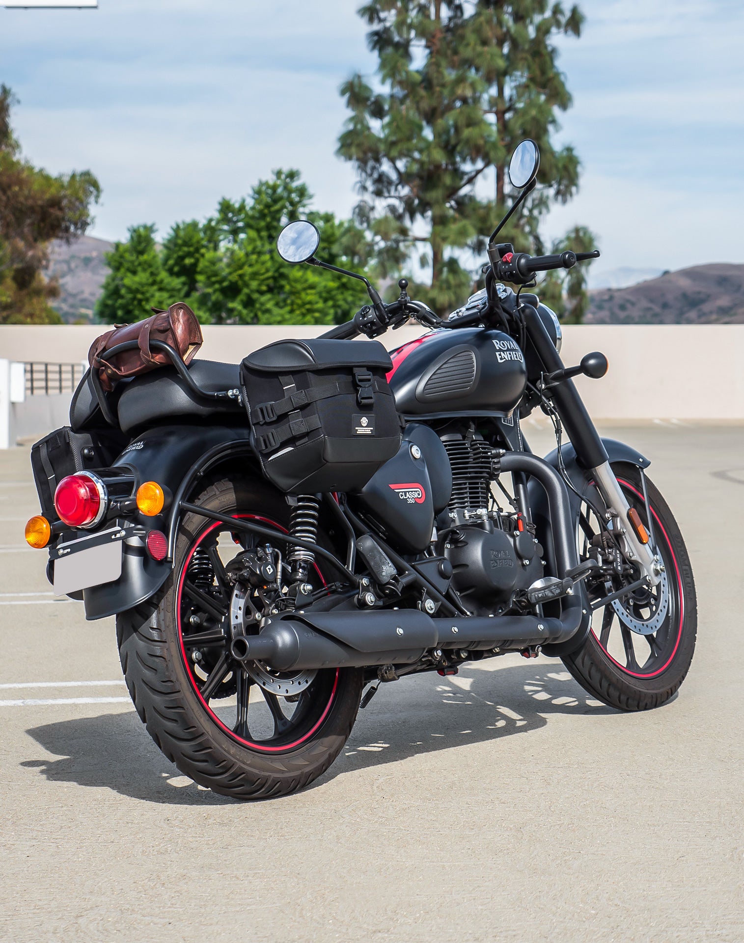 20L - Incognito Quick-Mount Small Royal Enfield Classic 350 (2022+) Saddlebags Life style 1