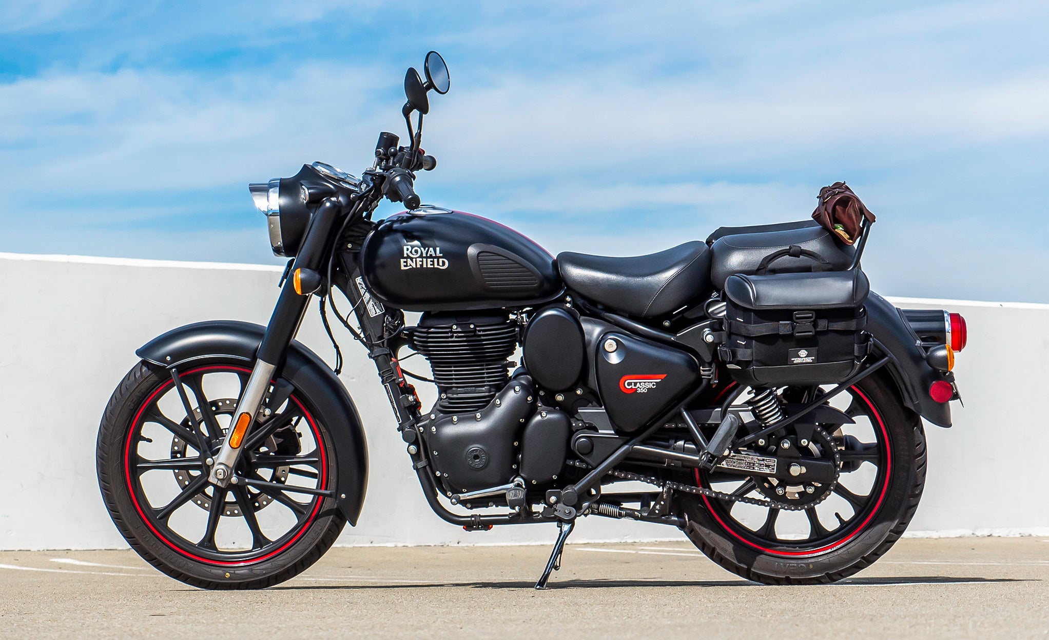 20L - Incognito Quick-Mount Small Royal Enfield Classic 350 (2022+) Saddlebags Life Style Photo @expand