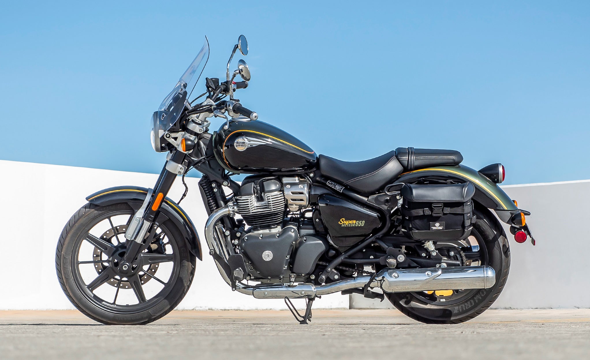 20L - Incognito Quick-Mount Small Royal Enfield Super Meteor 650 Saddlebags Life Style Photo @expand