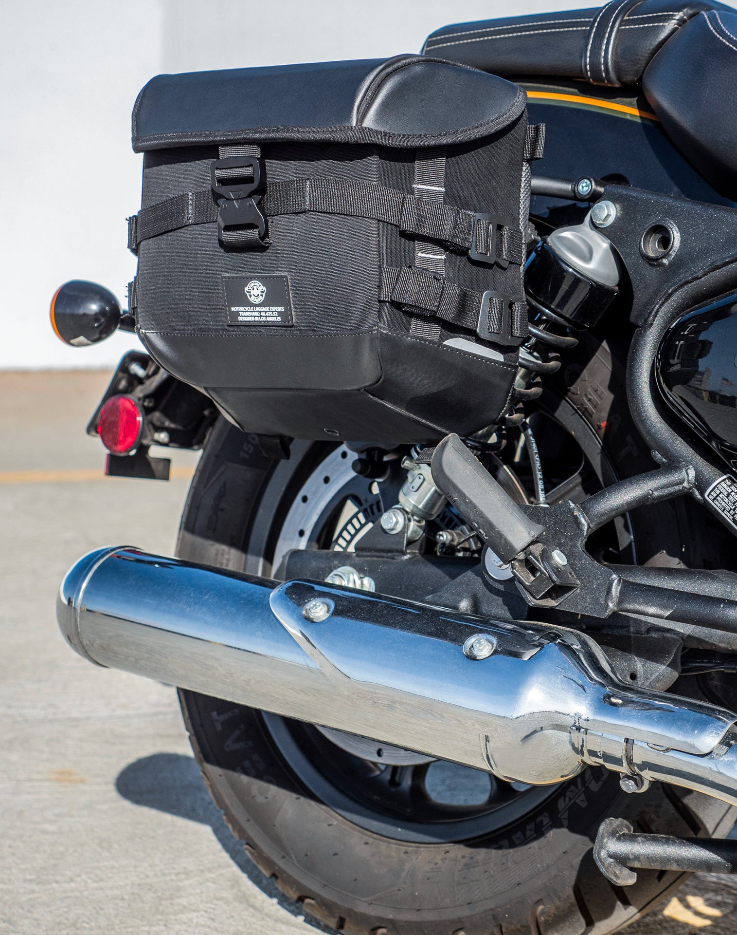 20L - Incognito Quick-Mount Small Royal Enfield Super Meteor 650 Saddlebags Life style 3