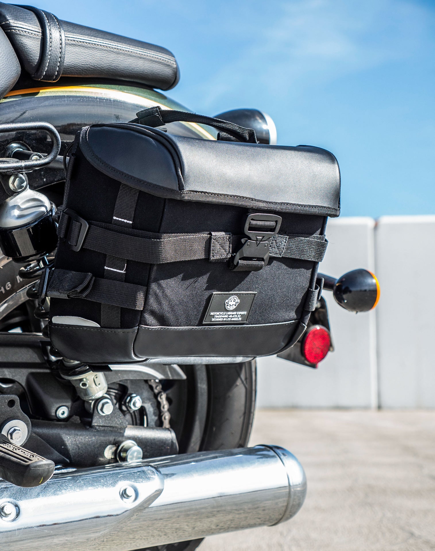 20L - Incognito Quick-Mount Small Royal Enfield Super Meteor 650 Saddlebags Life style 2