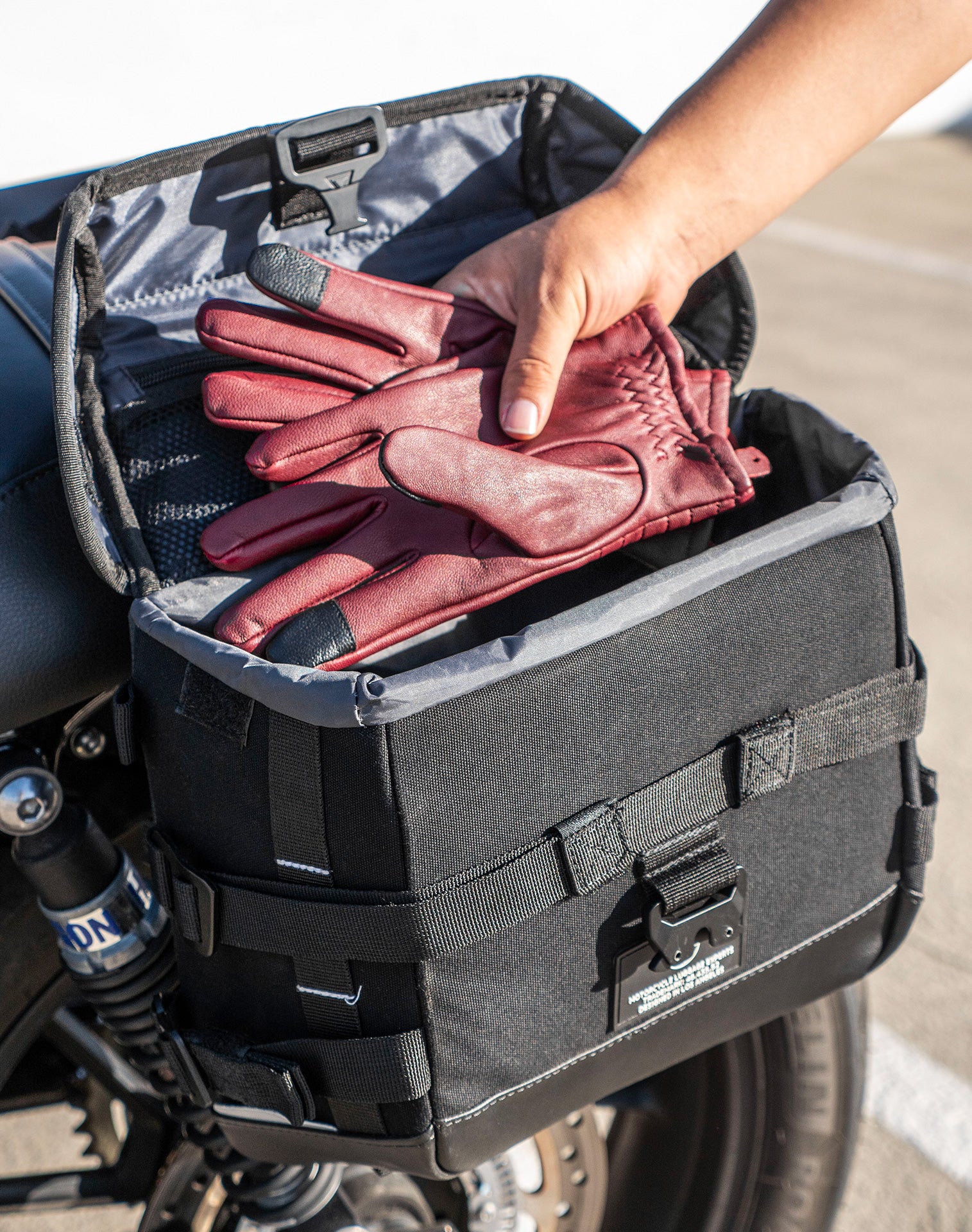 20L - Incognito Quick-Mount Small Triumph Street Twin 900 (2016-21) Saddlebags Life style 4