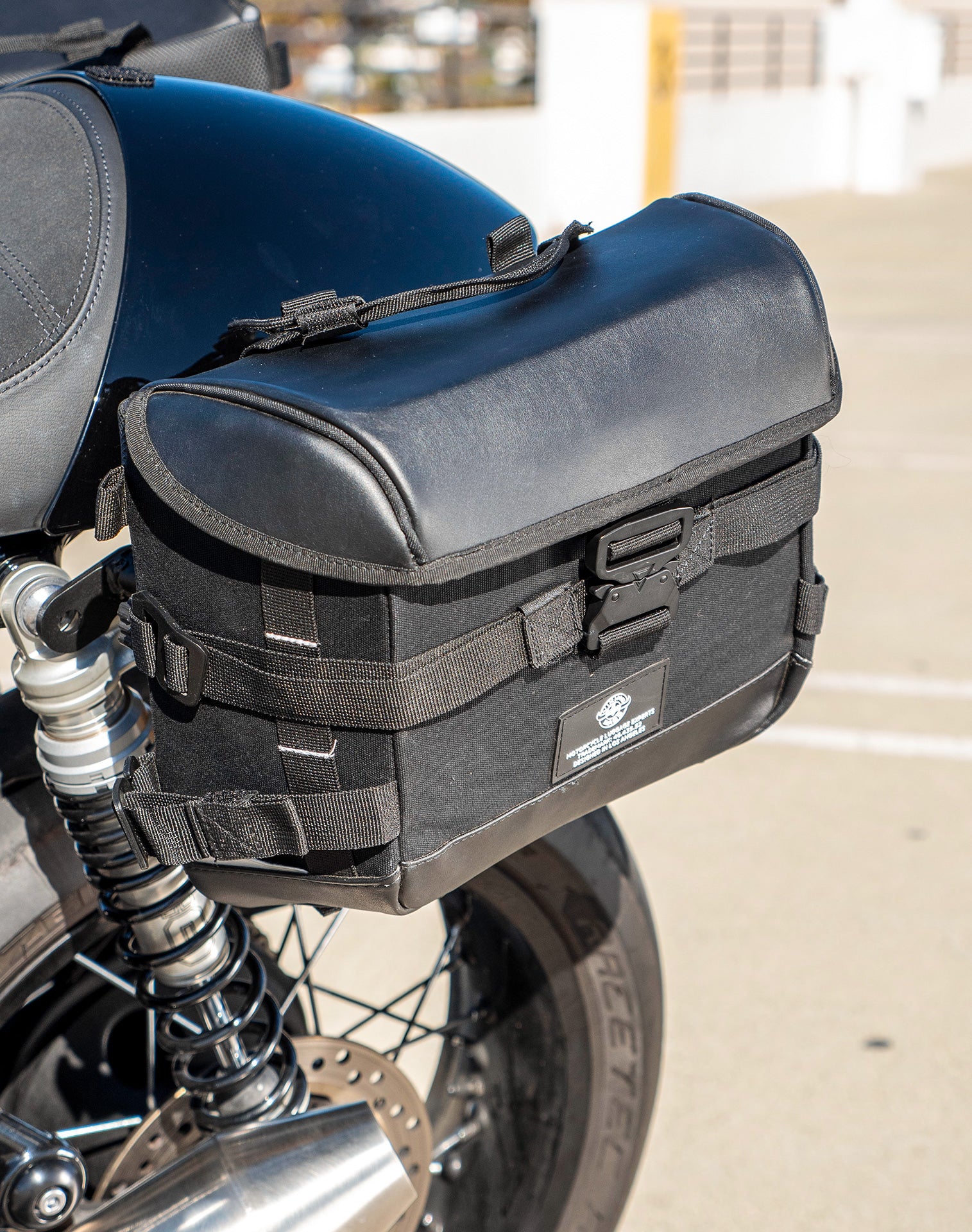 20L - Incognito Quick-Mount Small Triumph Thruxton RS 2019+ Saddlebags Life style 2