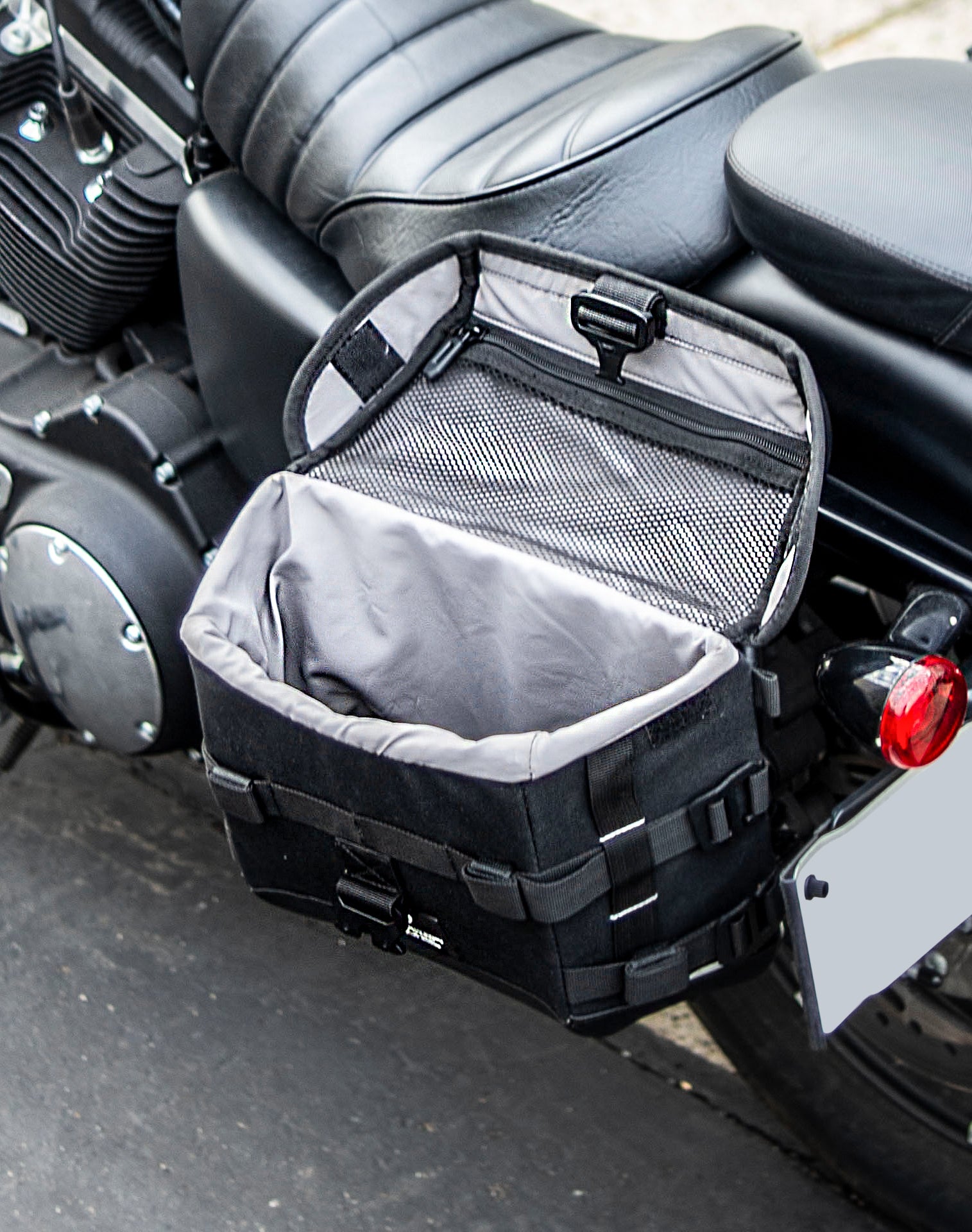 10L - Incognito Quick Mount Small Solo Motorcycle Saddlebag (Left Only) for Harley Sportster 883 Iron XL883N