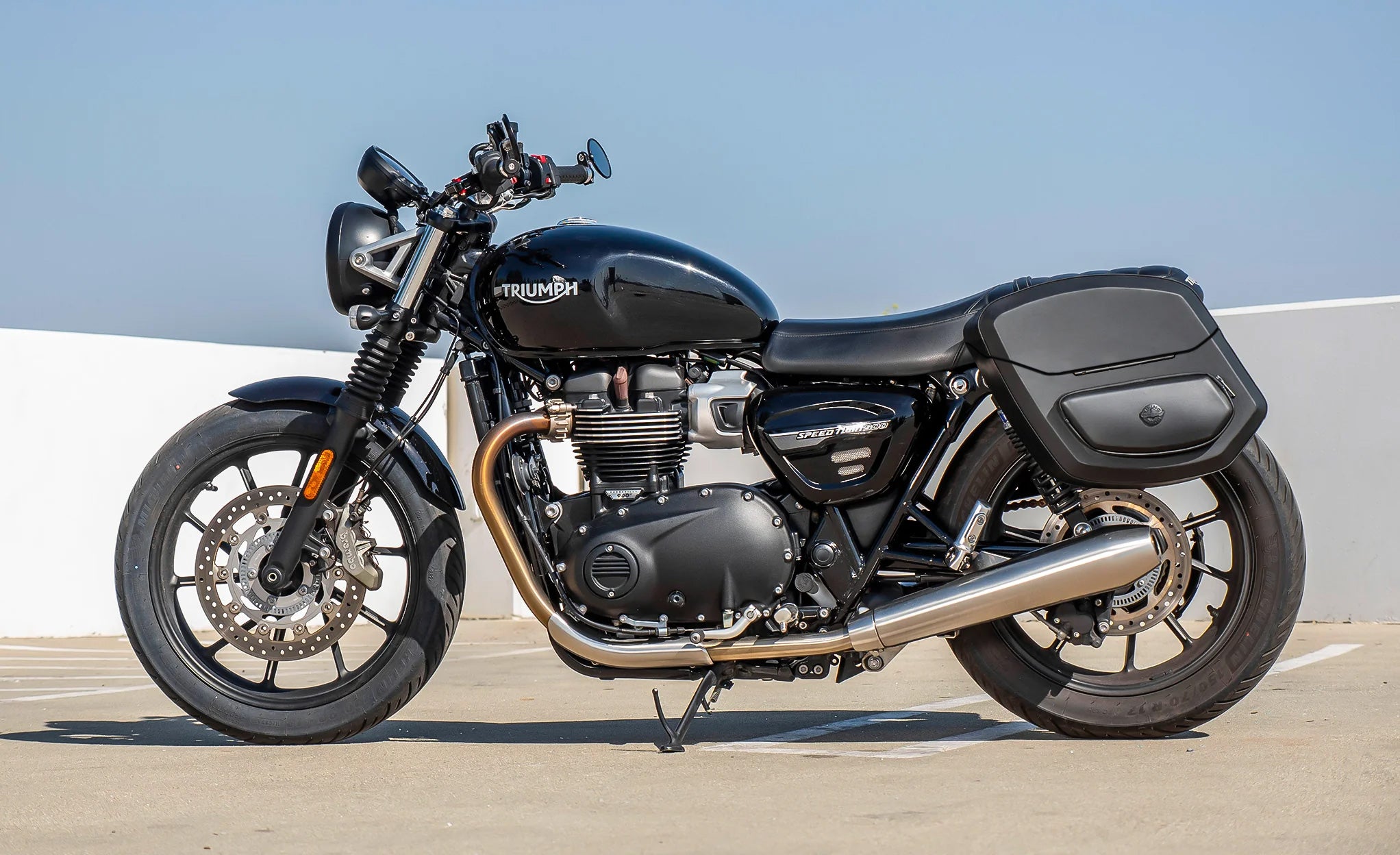 24L - Ironclad Quick-Mount Medium Triumph Speed Twin 900 Leather Wrapped Hard Saddlebags Life Style Photo @expand