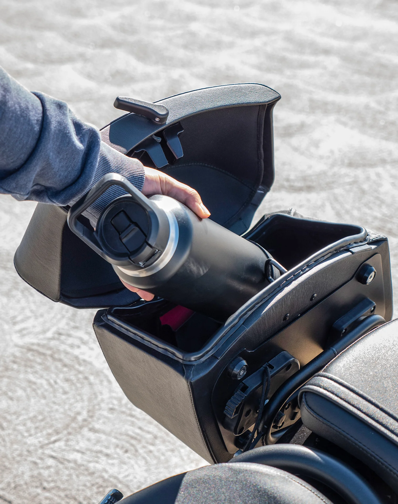 24L - Ironclad Quick-Mount Medium Triumph Speed Twin 900 Leather Wrapped Hard Saddlebags Life Style 4