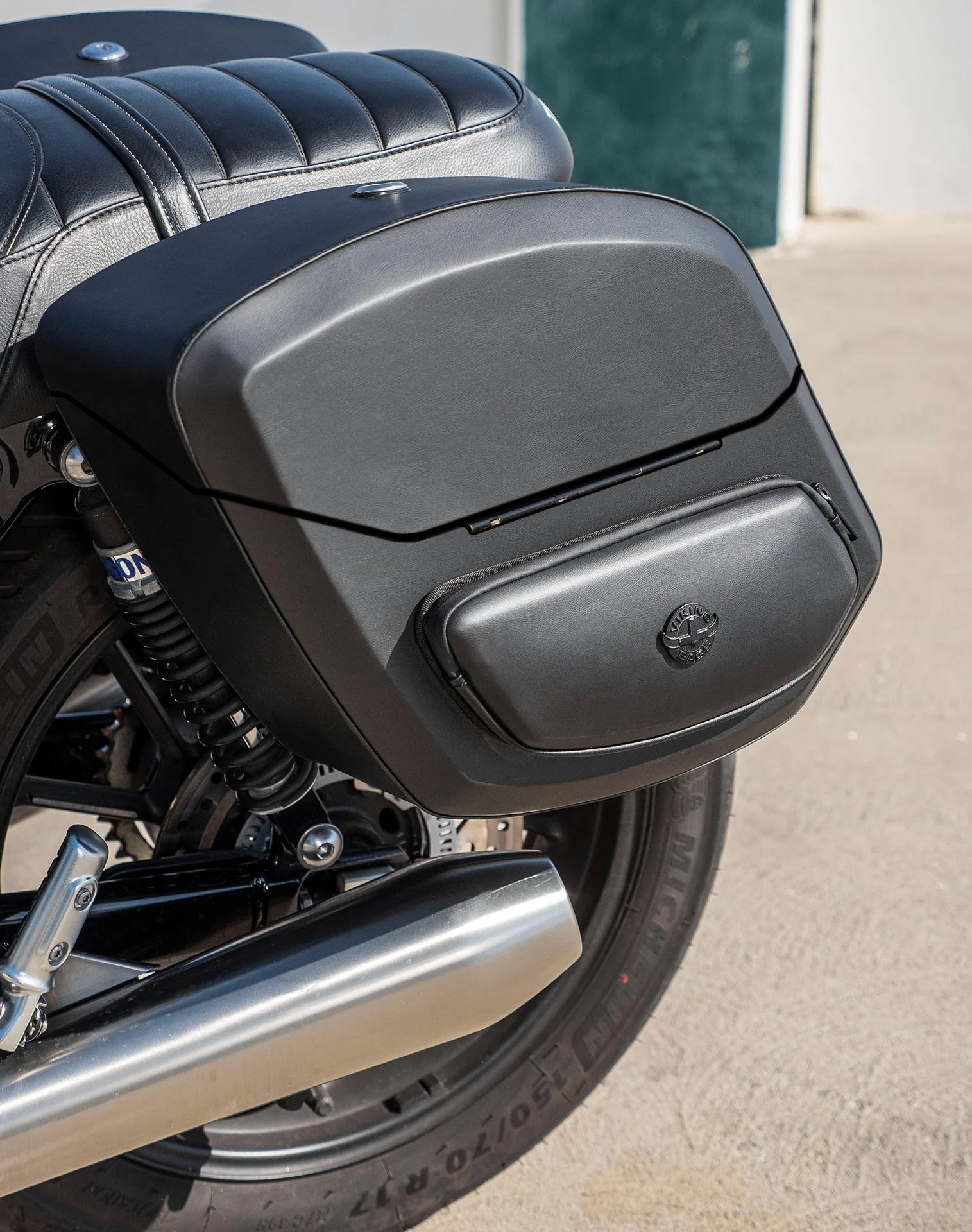 24L - Ironclad Quick-Mount Medium Triumph Speed Twin 900 Leather Wrapped Hard Saddlebags Life Style 2