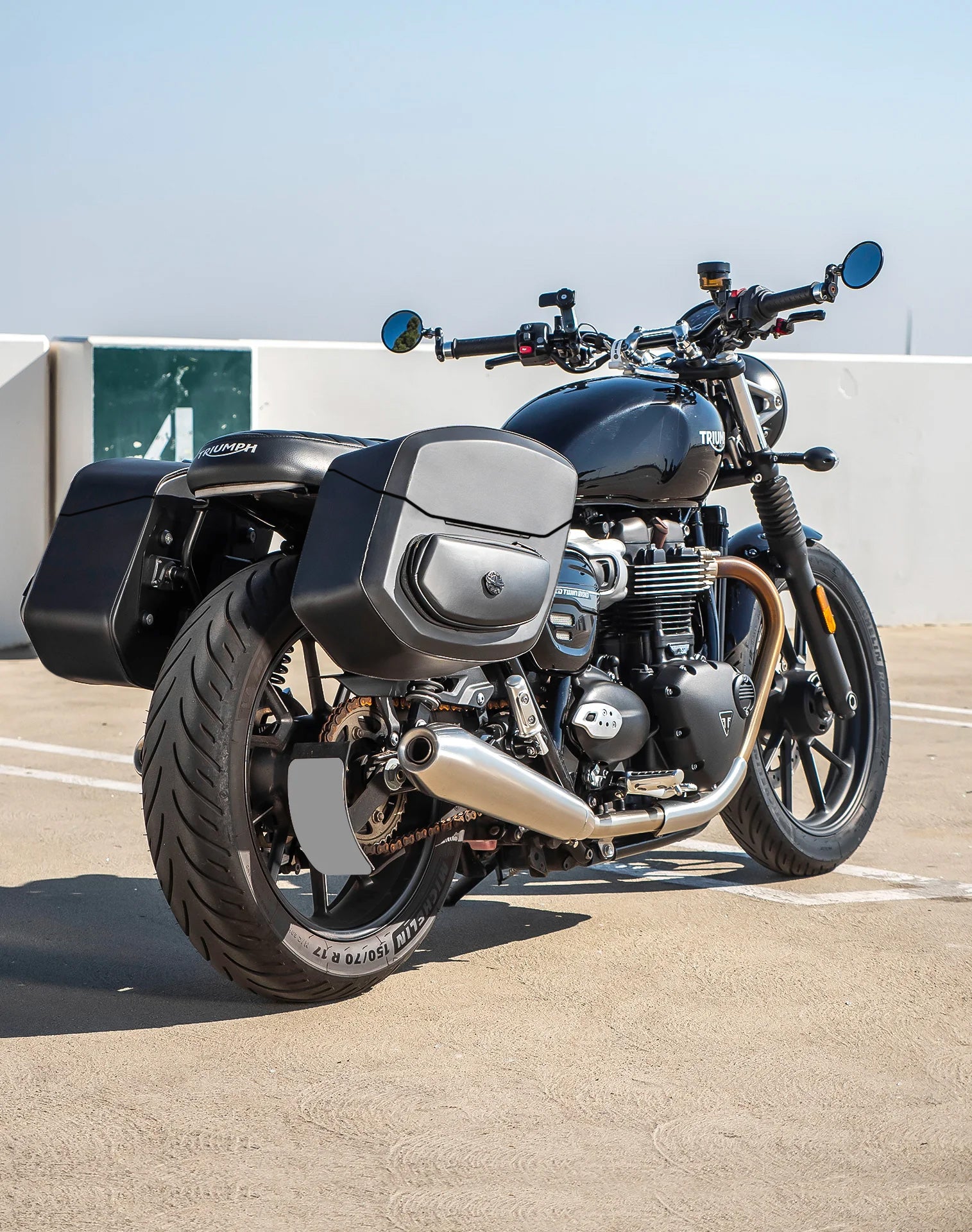 24L - Ironclad Quick-Mount Medium Triumph Speed Twin 900 Leather Wrapped Hard Saddlebags Life Style 1