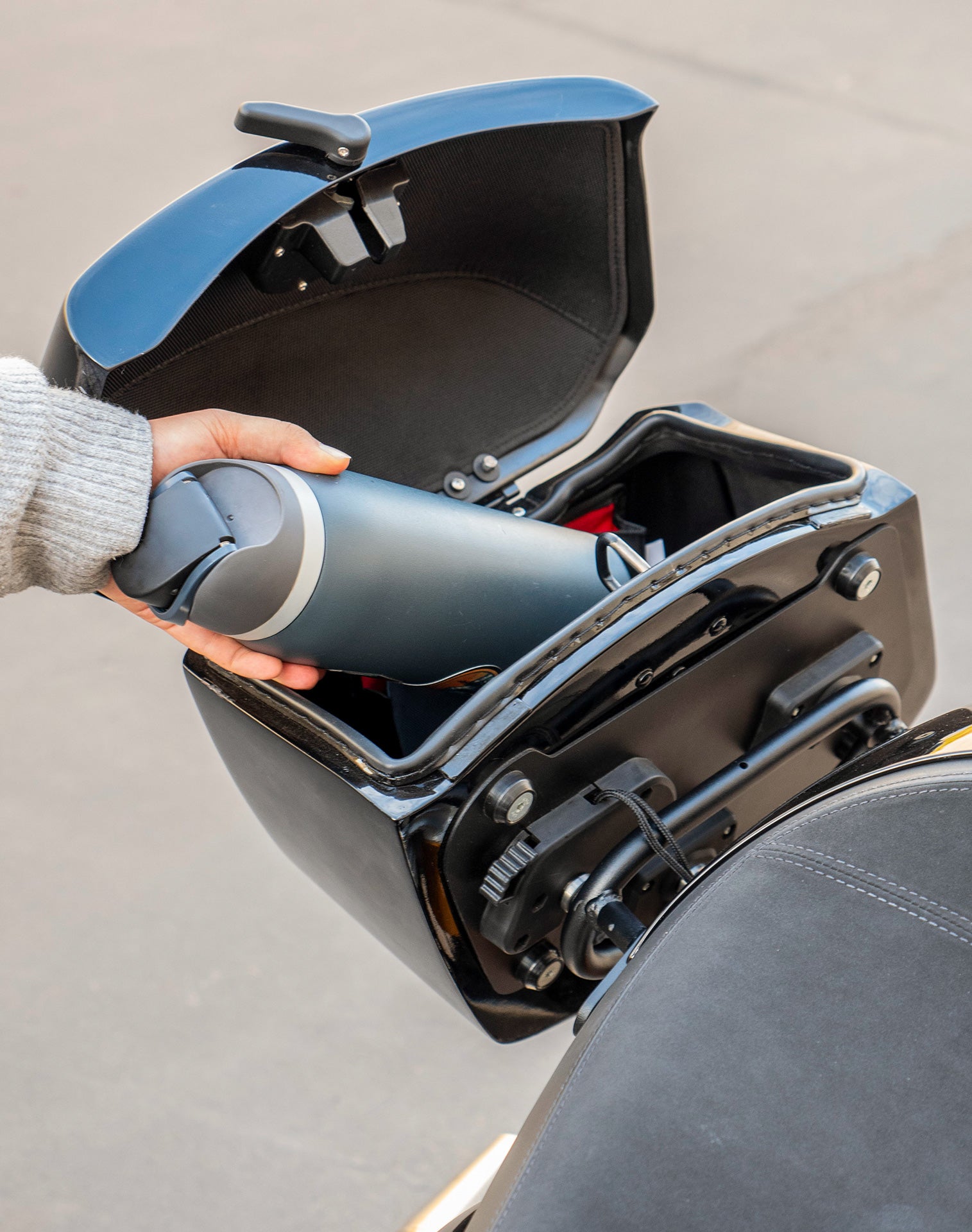 24L - Ironclad Quick-Mount Medium Triumph Speed Twin 900 Painted Hard Saddlebags Lifestyle