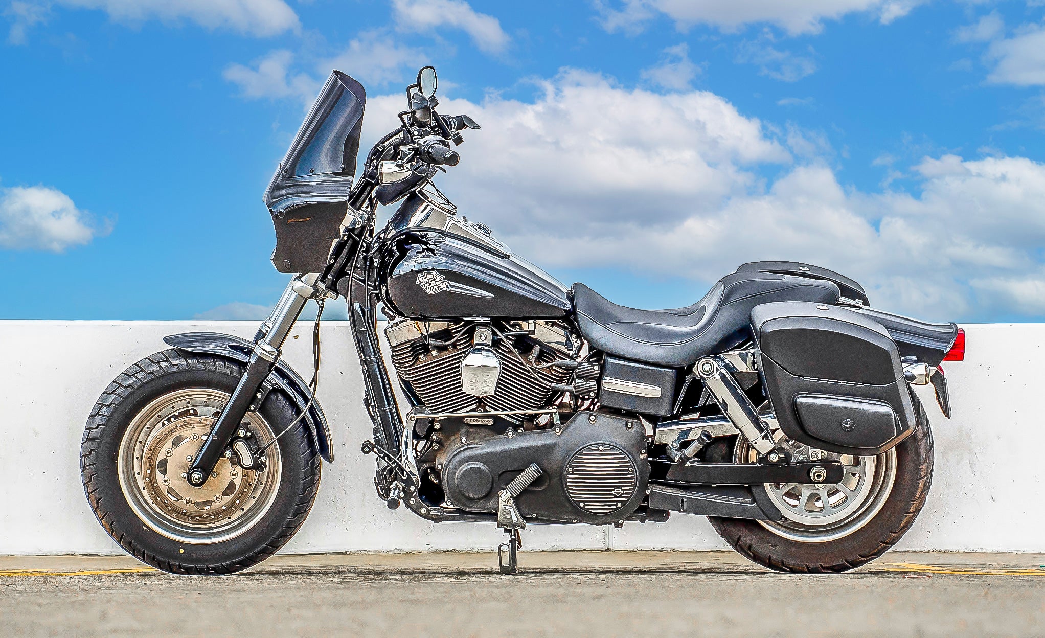 24L - Ironclad Quick-Mount Medium Harley Dyna Fat Bob FXDF Leather Wrapped Hard Saddlebags Life Style Photo @expand