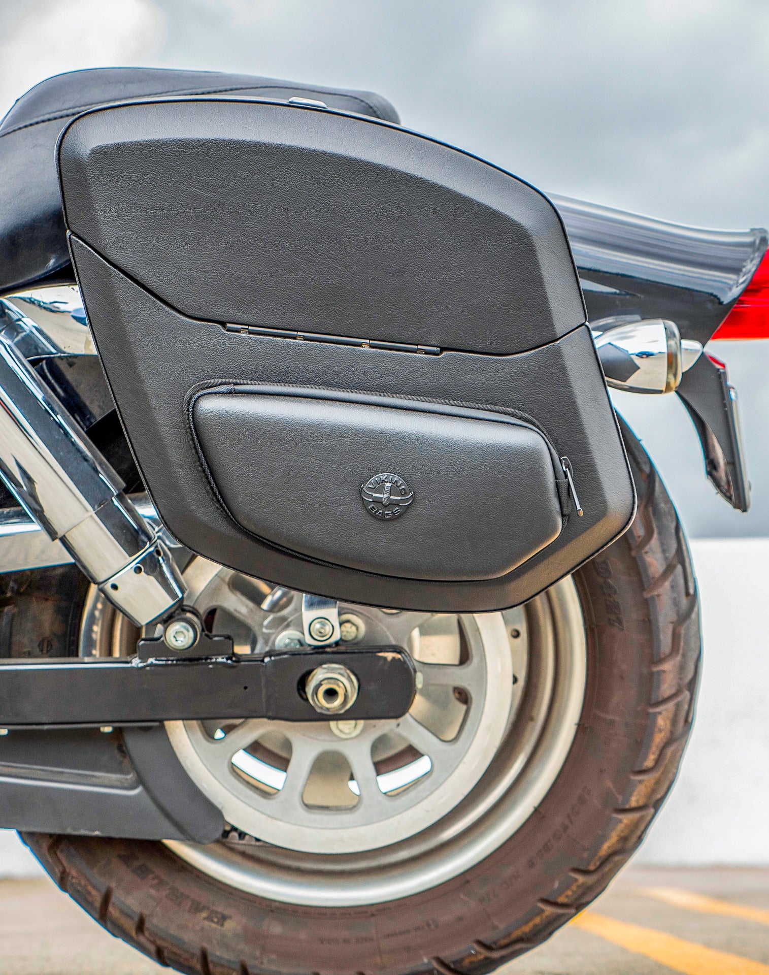 24L - Ironclad Quick-Mount Medium Harley Dyna Fat Bob FXDF Leather Wrapped Hard Saddlebags Life Style 2