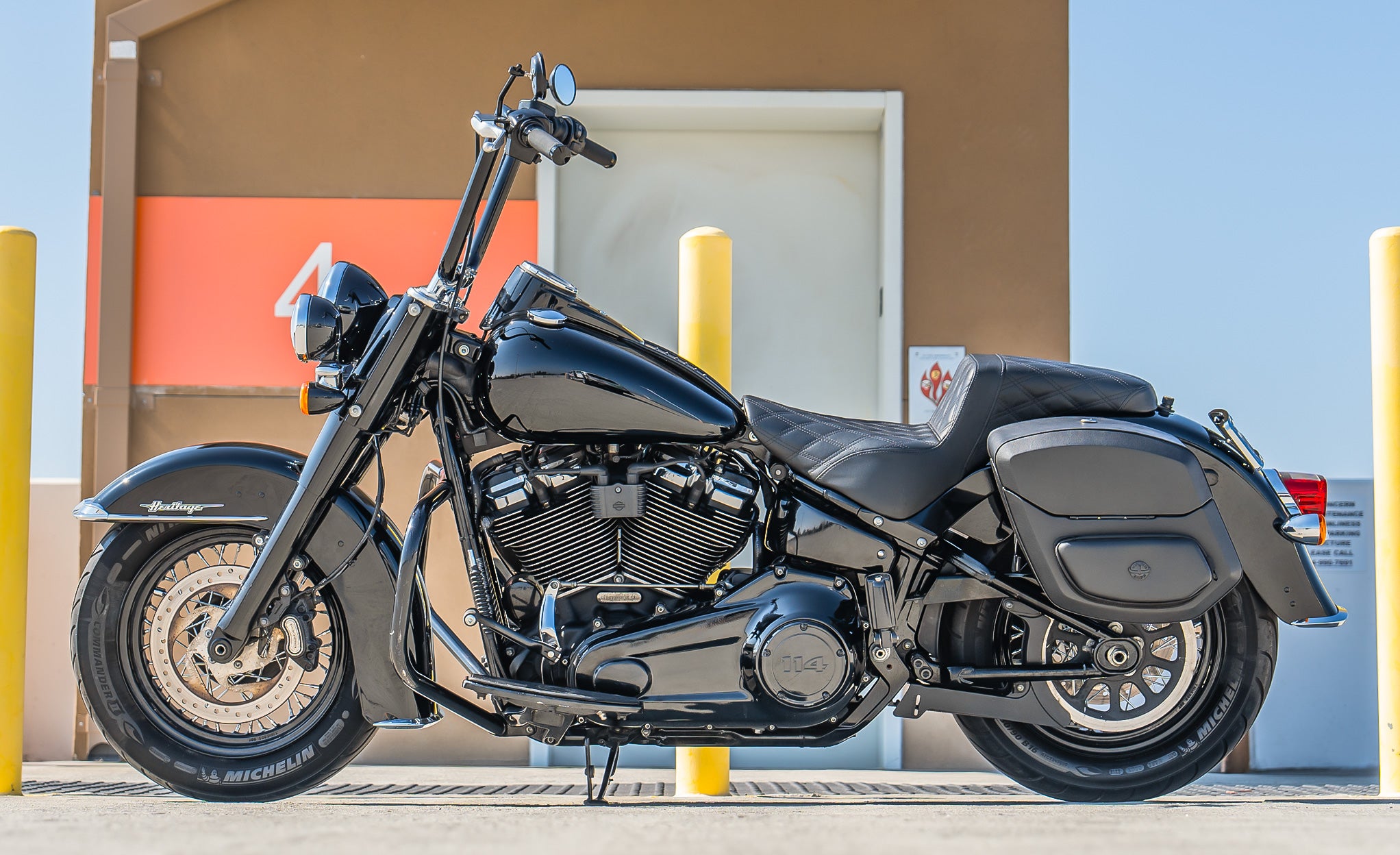 24L - Ironclad Quick-Mount Medium Harley Softail Heritage FLHC/S Leather Wrapped Hard Saddlebags Lifestyle @expand