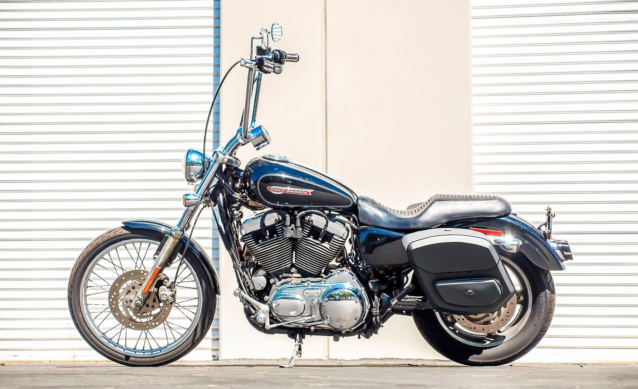 24L - Ironclad Quick-Mount Medium Harley Sportster 1200 Custom XL1200C Leather Wrapped Hard Saddlebags Life Style Photo @expand