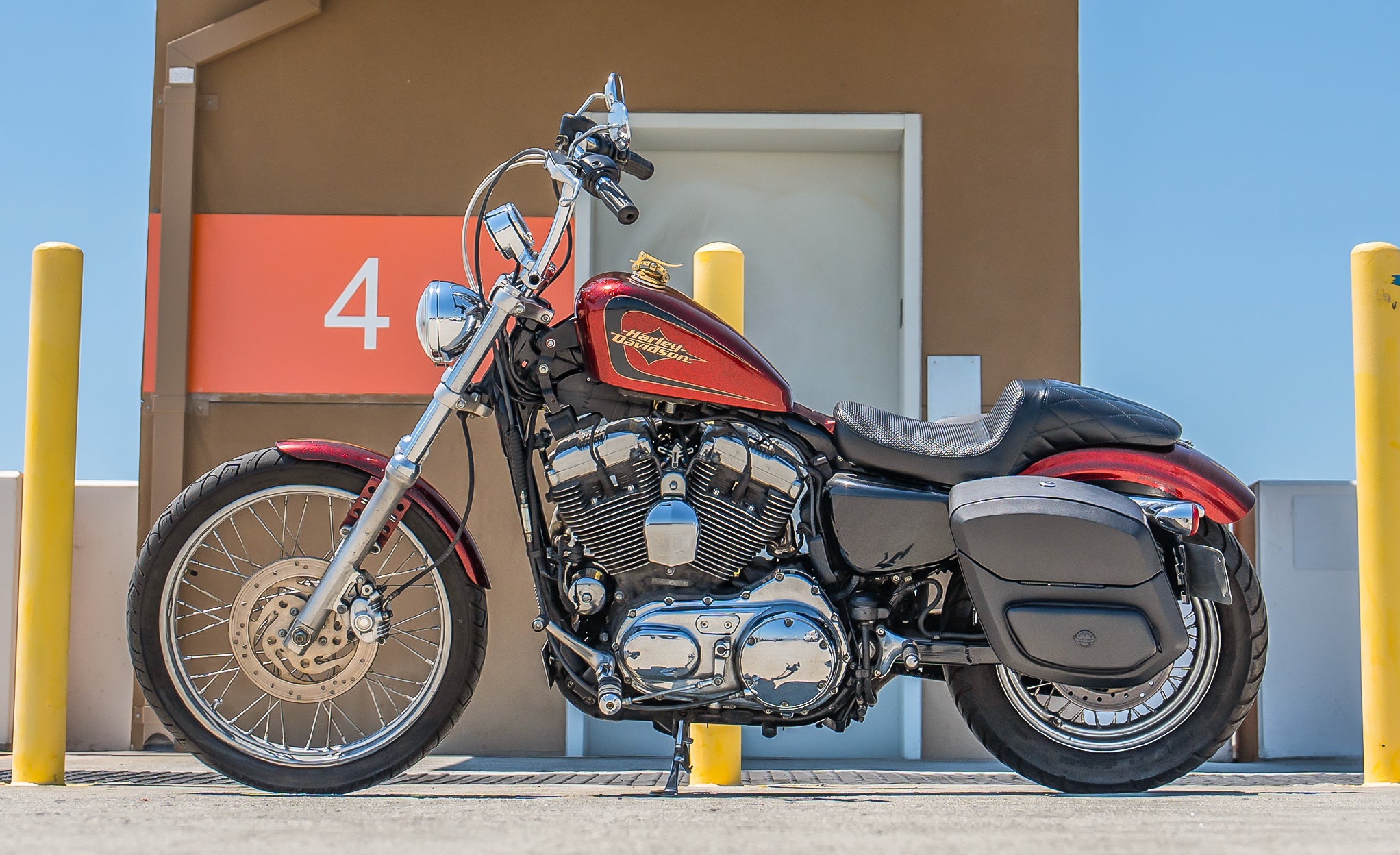 24L - Ironclad Quick-Mount Medium Harley Sportster Seventy Two Leather Wrapped Hard Saddlebags Life Style Photo @expand