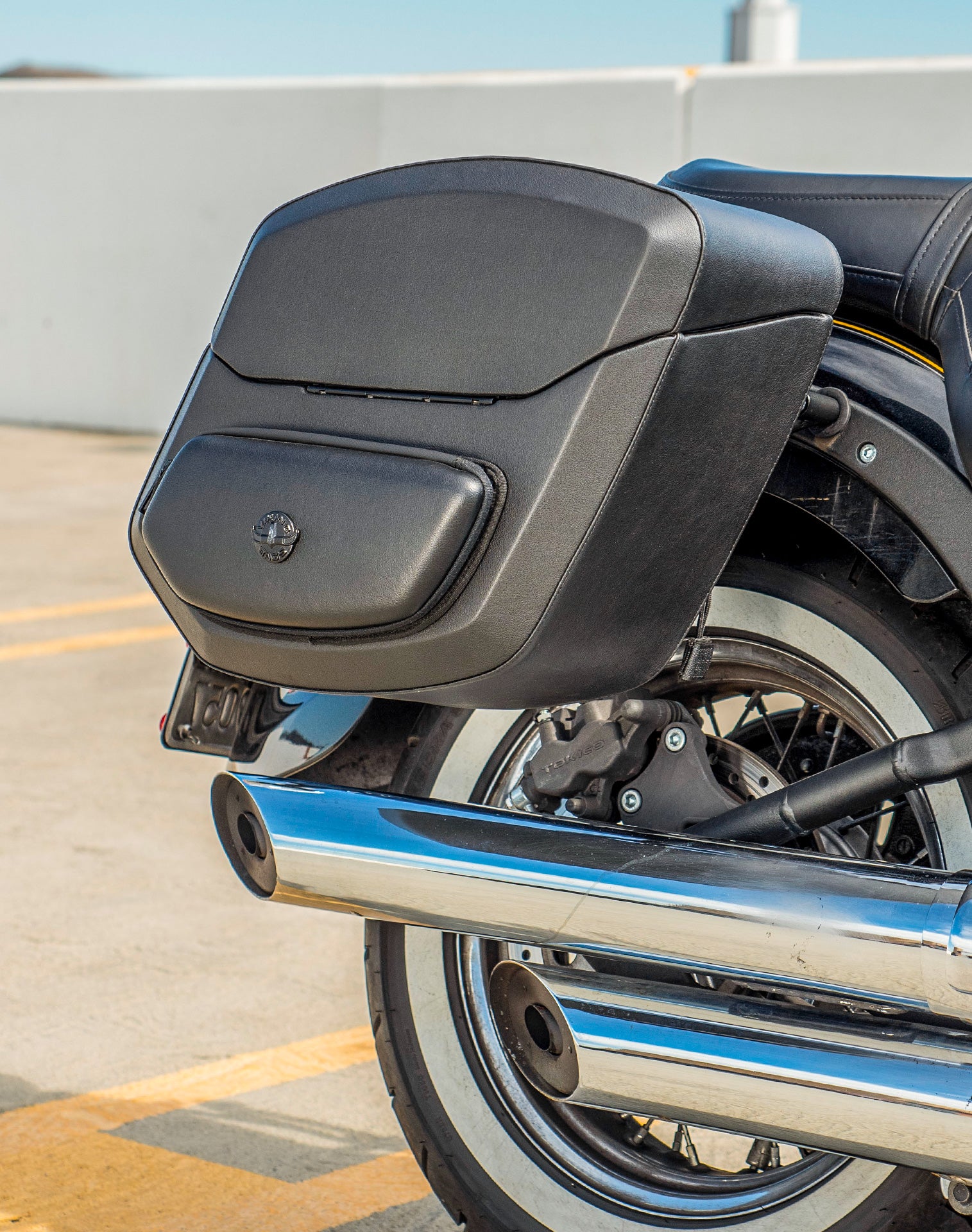 24L - Ironclad Quick-Mount Medium Kawasaki Vulcan 900 Classic VN900 Leather Wrapped Hard Saddlebags Life Style 3